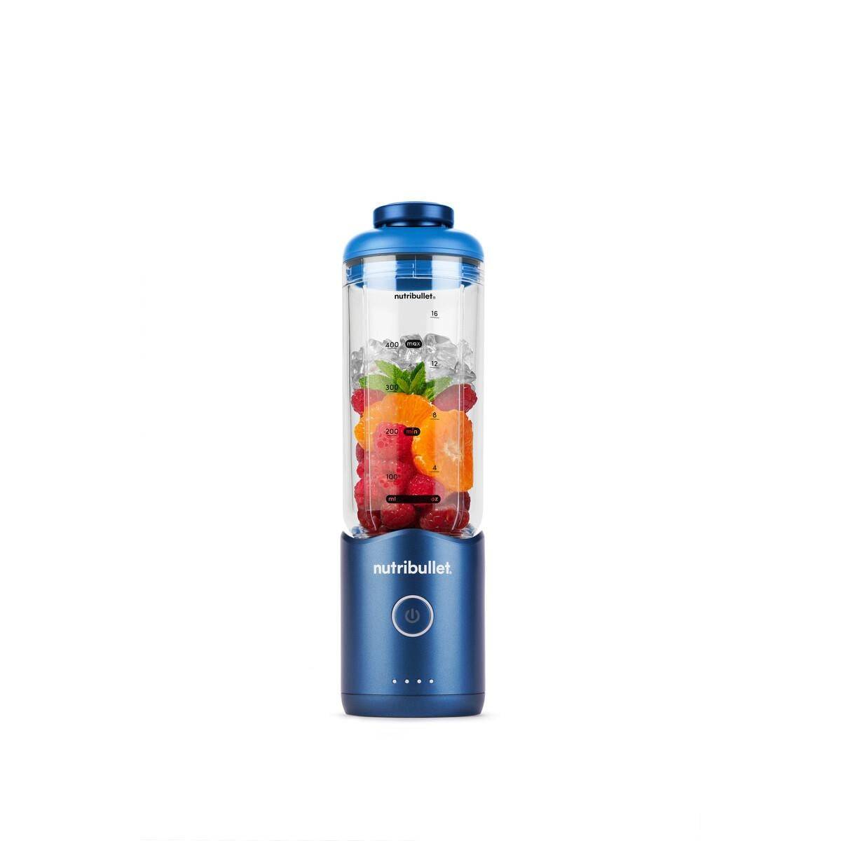 Tragbarer blauer Nutribullet-Mixer mit durchsichtigem Behälter voller Obst und sichtbarem Stromschalter auf weißem Hintergrund
