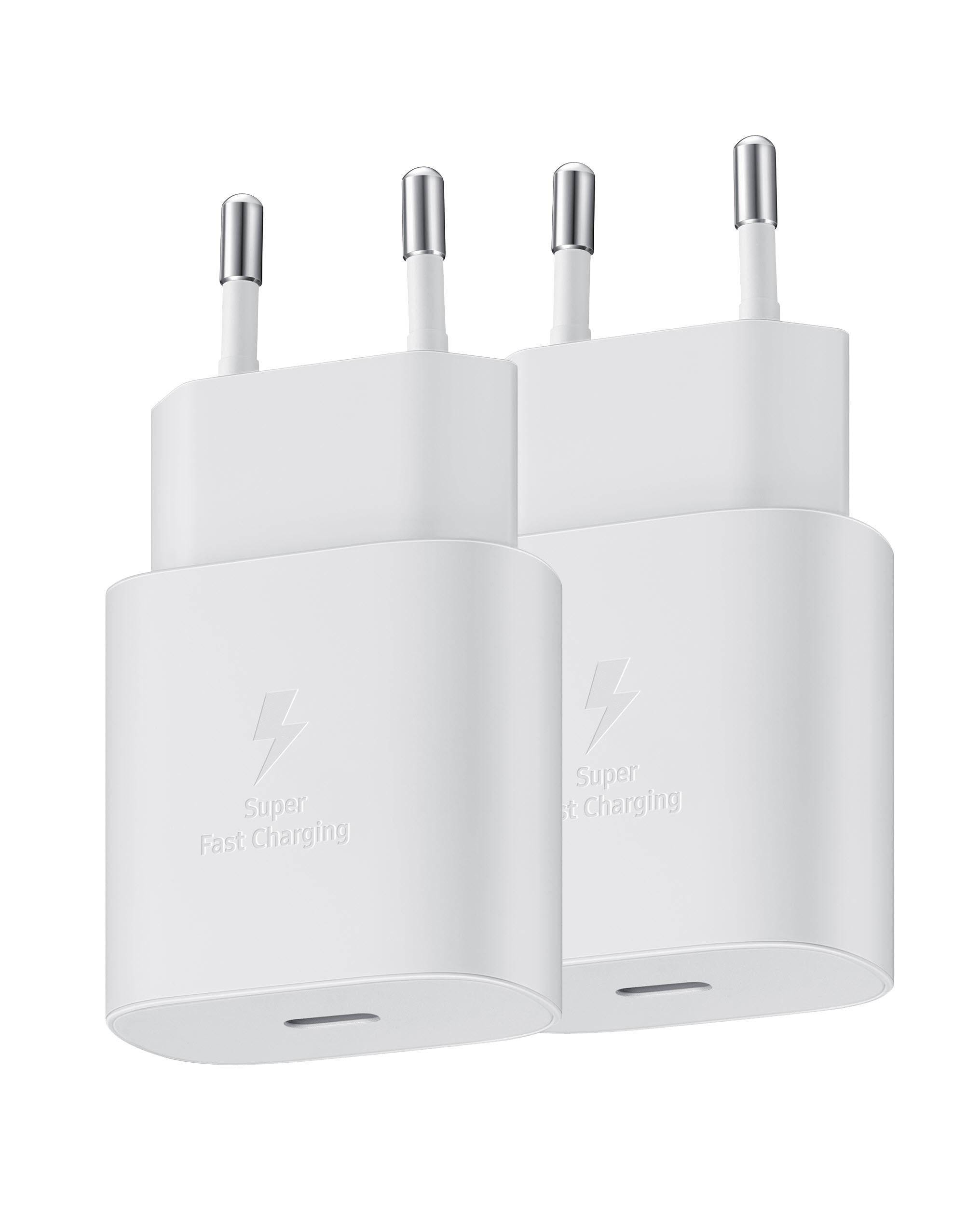 Zwei weiße USB-Wandladegeräte mit EU-Stecker mit zwei Stiften, nebeneinander auf weißem Hintergrund dargestellt, jeweils mit der Aufschrift „Super Fast Charging