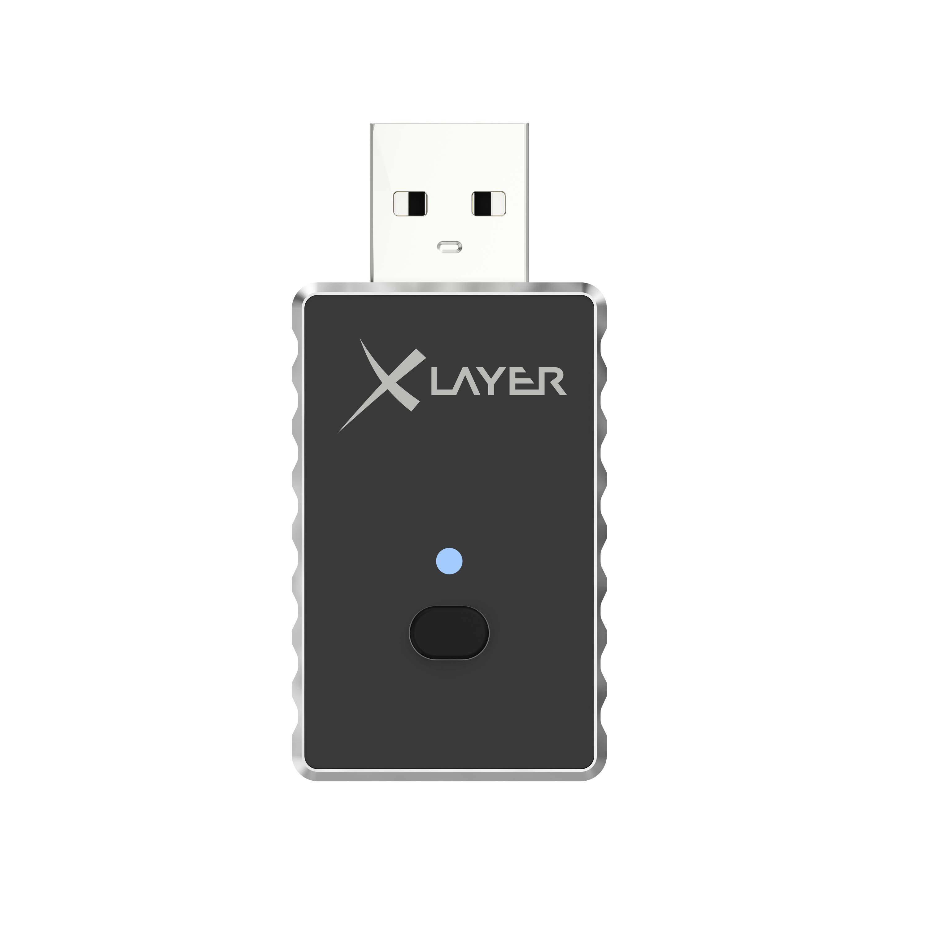 Schwarzes XLayer USB-Speicherstick mit blauem Anzeigelicht und kleinem Knopf, Vorderansicht auf schwarzem Hintergrund.