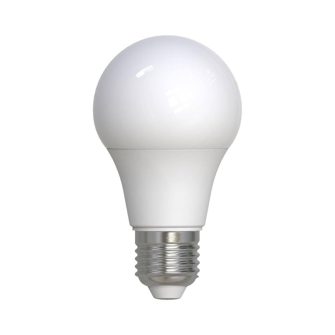 Weiße LED-Glühbirne auf schlicht weißem Hintergrund.