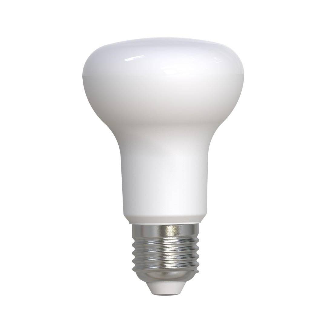 Weiße LED-Glühbirne mit Standard-Schraubfassung auf einfachem weißem Hintergrund.