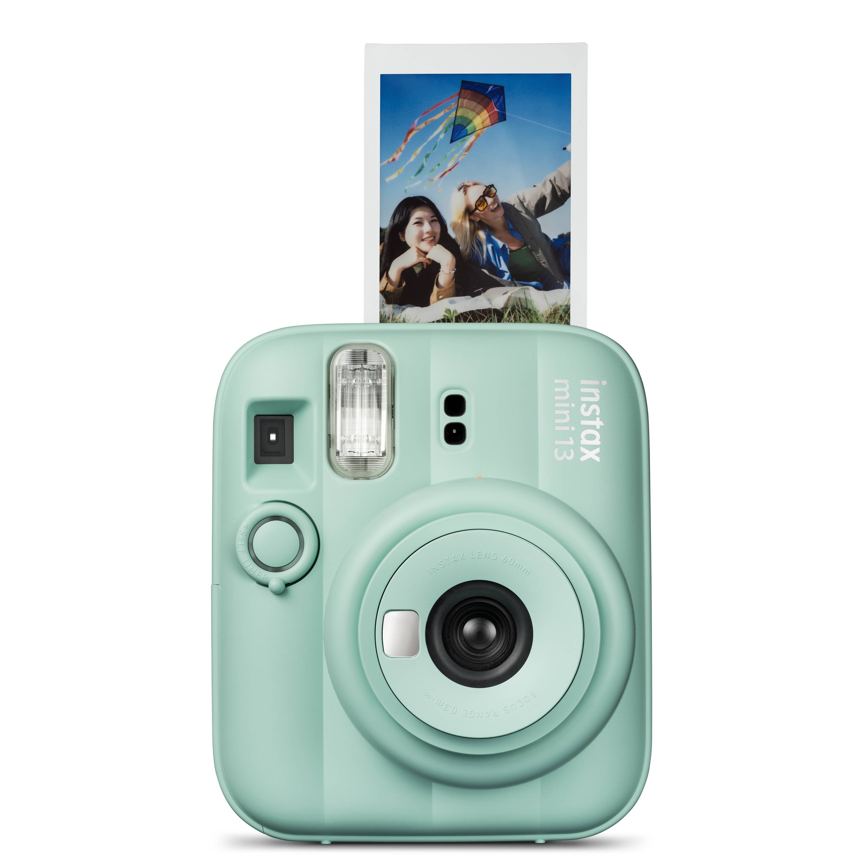 Mintgrüne Fujifilm Instax Mini 13 Sofortbildkamera mit einem Foto, das aus dem oberen Schlitz gedruckt wird, auf schwarzem Hintergrund dargestellt.