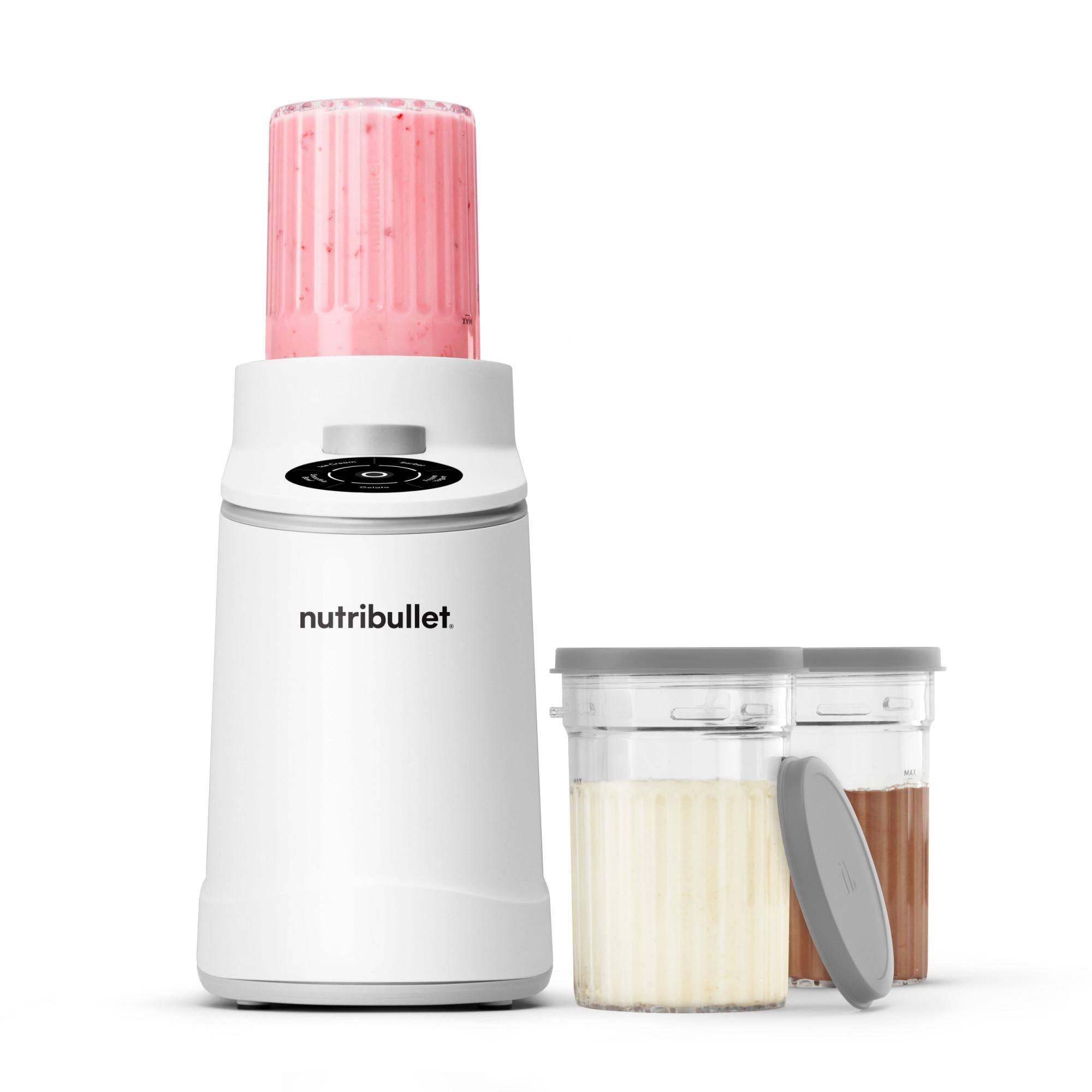 Nutribullet-Mixer mit rosa Smoothie-Becher und zwei Lagerbehältern, einer gefüllt mit einer hellen Sauce und einer mit einer braunen Sauce.