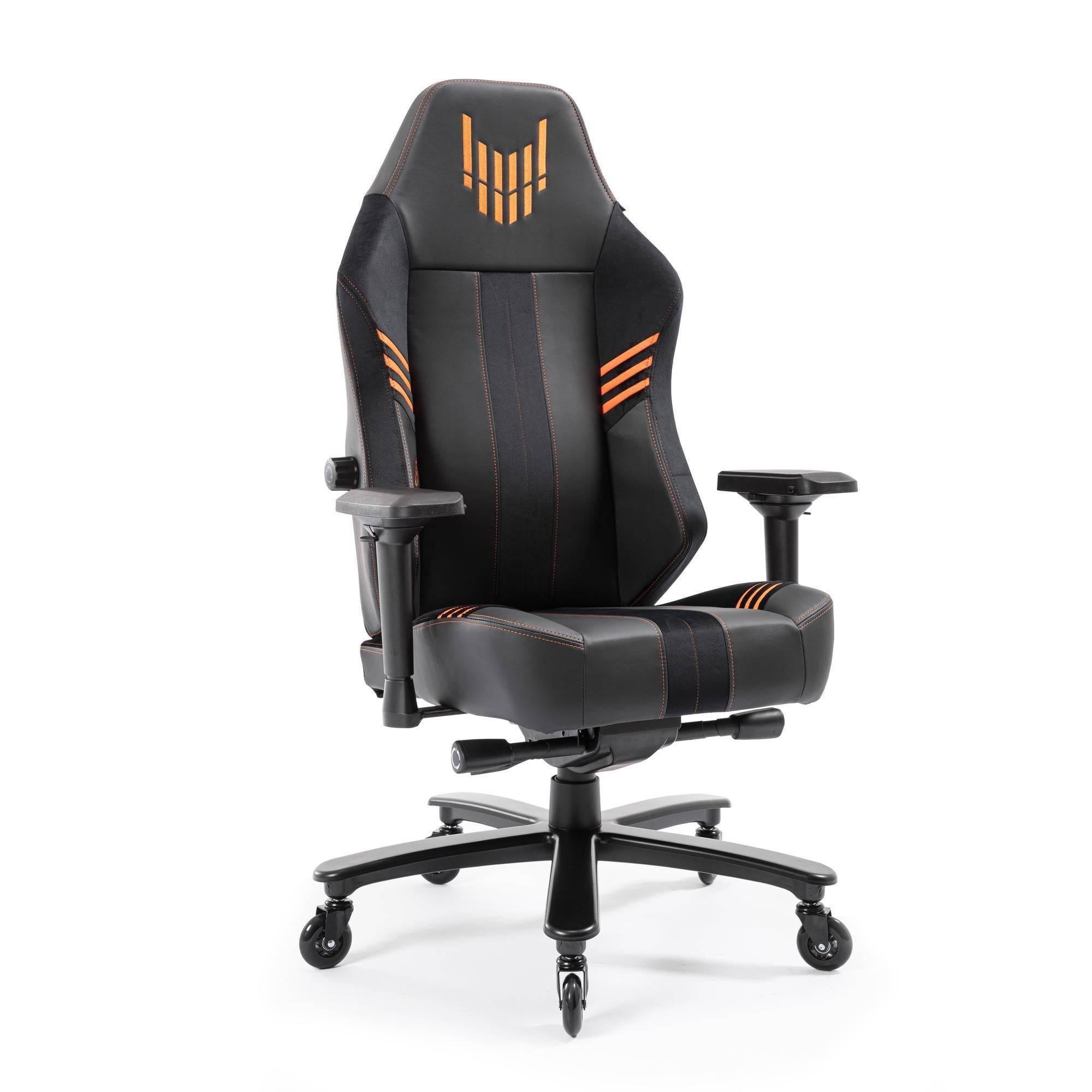 Schwarz-orangener Gaming-Bürostuhl mit verstellbaren Armlehnen, gepolstertem Sitz, Kopfstütze und fünfrädriger Basis auf weißem Hintergrund.