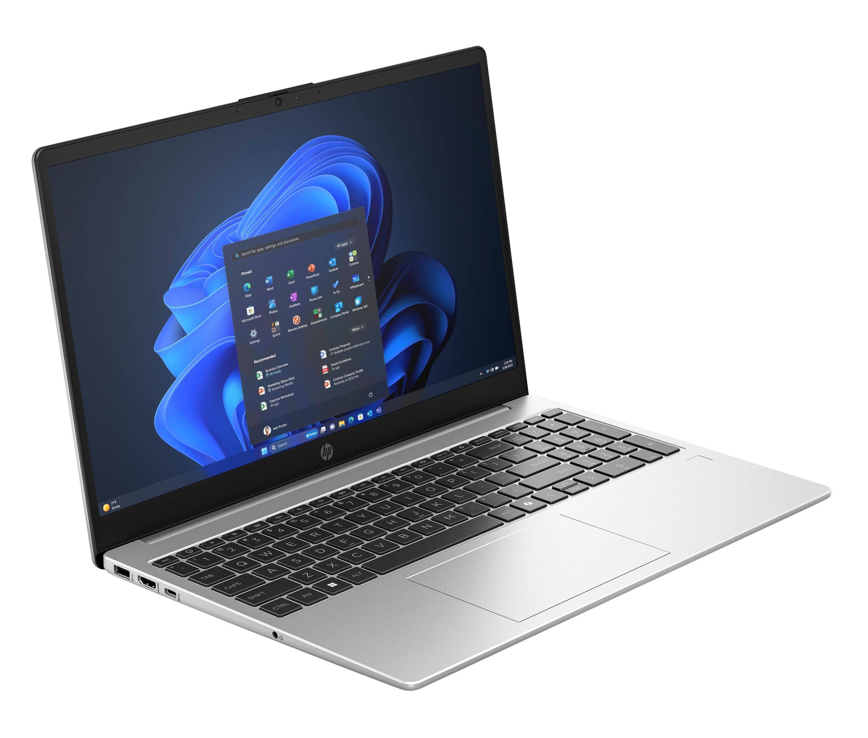 Silberner HP-Laptop im Winkel geöffnet, auf dem Bildschirm ein Windows 11-Desktop sichtbar.