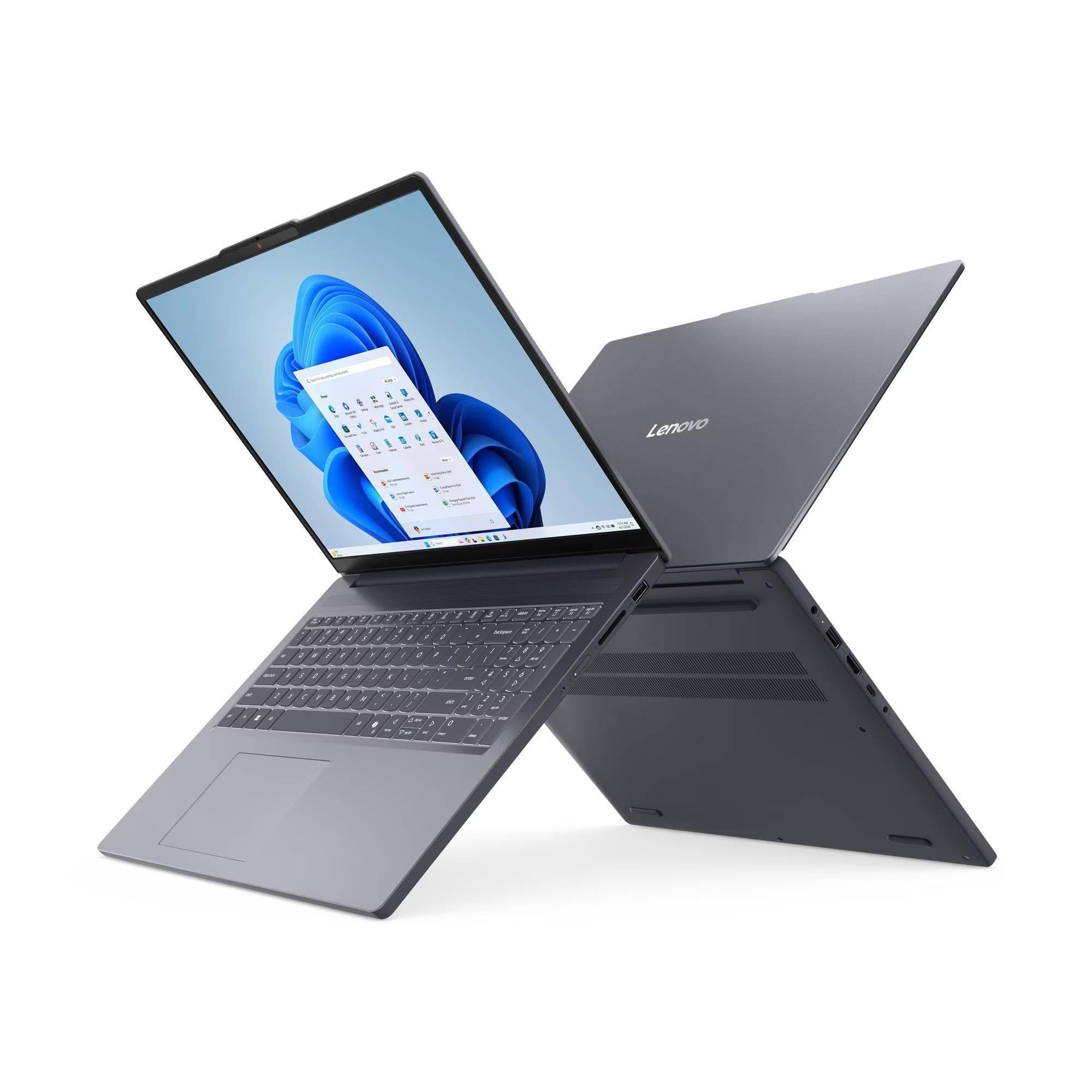 Zwei Lenovo-Laptops in einer X-Form angeordnet, einer offen mit Windows-Desktop, der andere geschlossen, auf weißem Hintergrund.