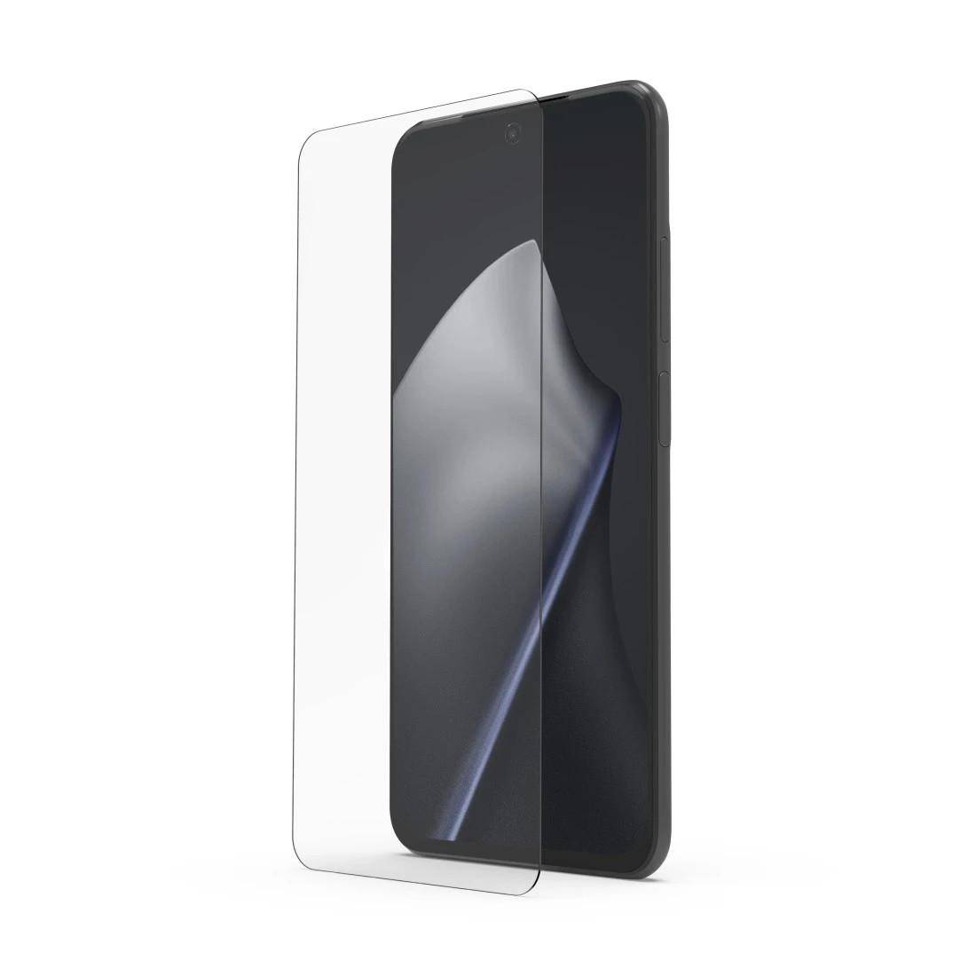 Ein schwarzes Smartphone von vorne mit einer transparenten Schutzfolie, die über sein Display ausgerichtet ist, auf weißem Hintergrund.