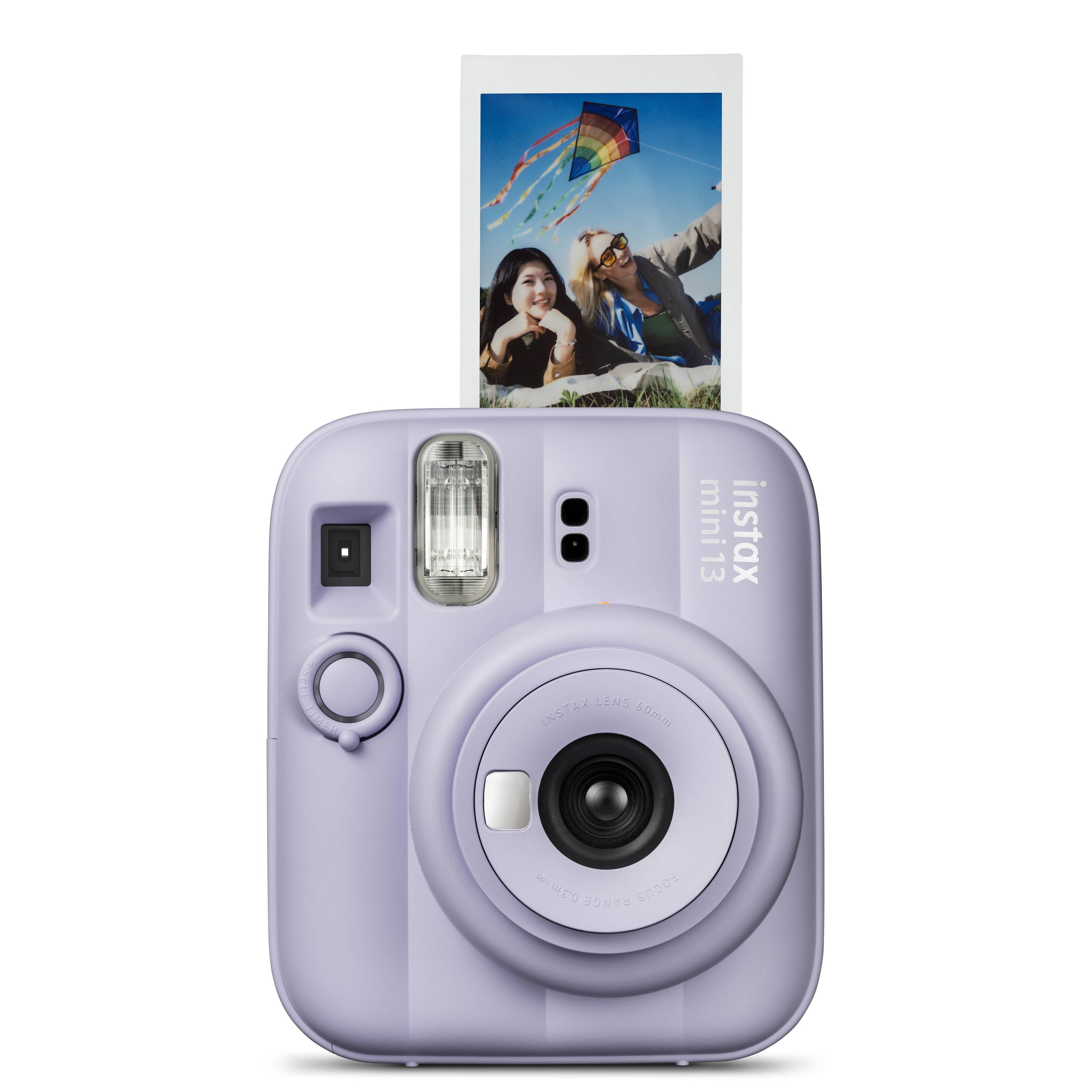 Lavender Instax Mini 13 Sofortbildkamera druckt ein Foto von zwei lächelnden Menschen, die einen Drachen steigen lassen.