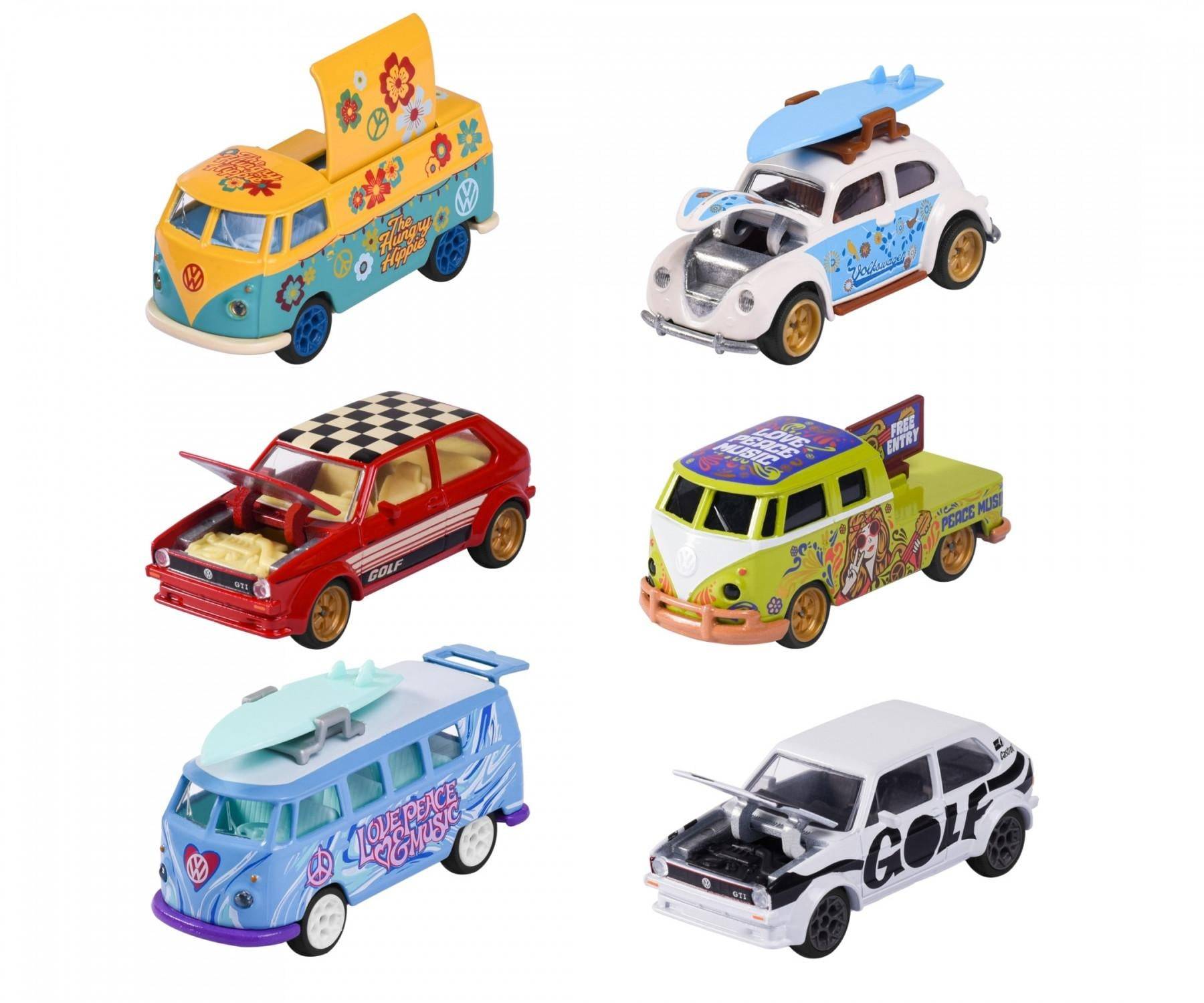 Sechs verzierte Spielzeugautos und Lieferwagen auf weißem Hintergrund, jeweils mit unterschiedlichem farbenfrohemDesign und offenen Motorhauben oder Dachzubehör.