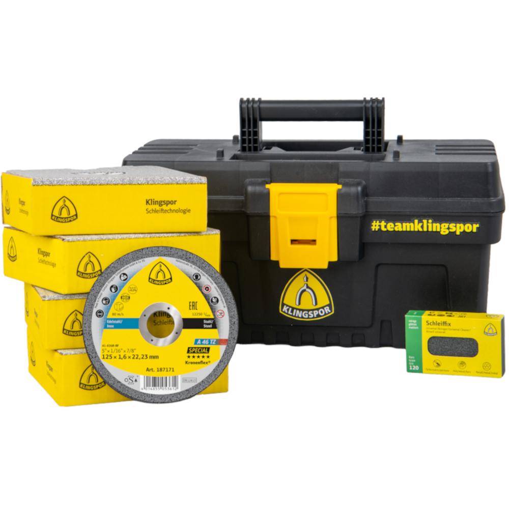 Klingspor-Schleifmittelset mit schwarzem Werkzeugkoffer, gelben Lagerkästen, einer Schleifscheibe und einem kleinen Paket auf weißem Hintergrund.