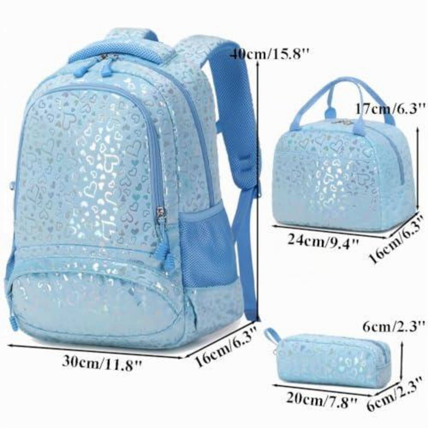 Blauer Rucksack mit Herzenmuster-Set mit passender Lunchbox und Federmäppchen, zeigt Größen: Rucksack 40x30x16 cm, Lunchbox 24x17x16 cm, Federmäppchen 20x6 cm.