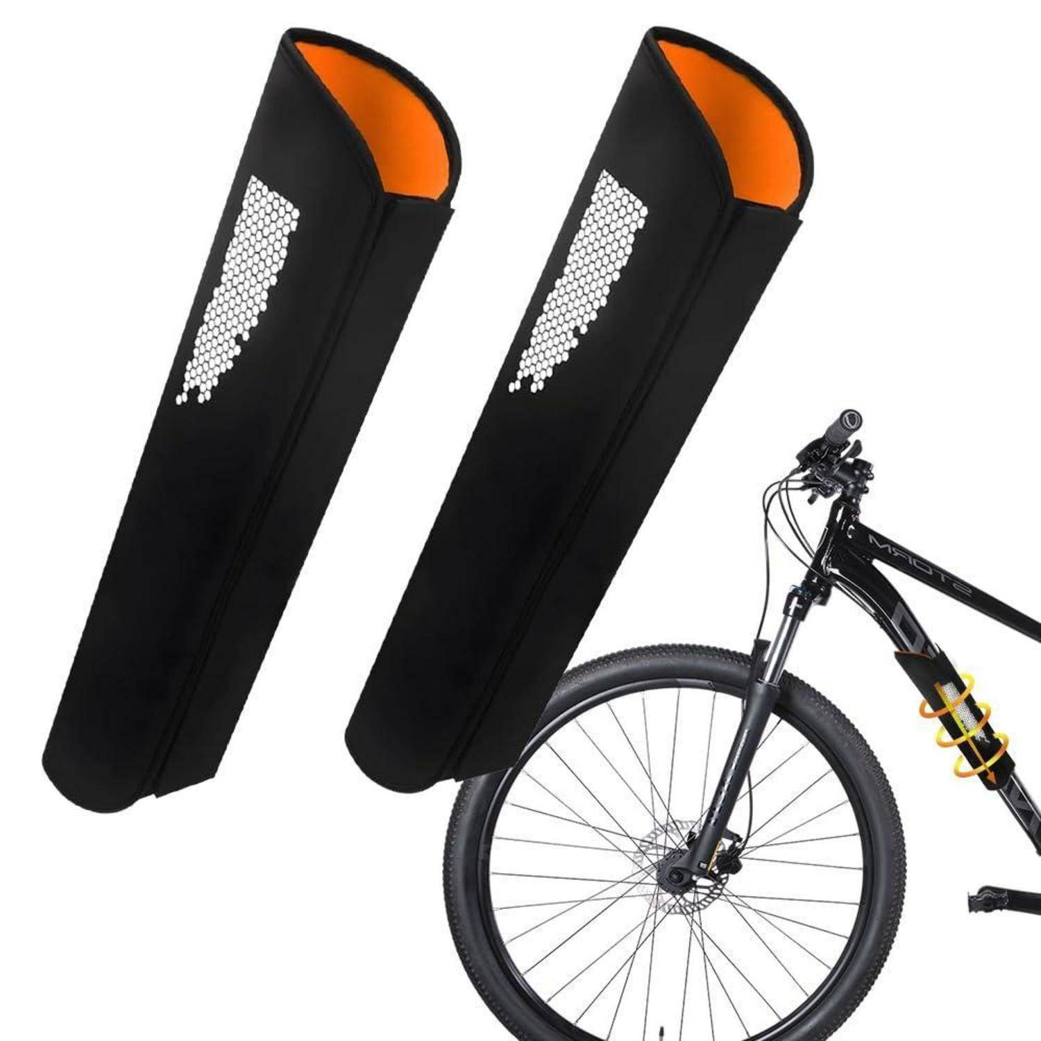 Zwei schwarze reflektierende Fahrrad-Gabelschutzhülsen mit orangefarbenem Inneren, gezeigt neben einem Fahrrad-Vorderrad und einer Gabel zur Passformdarstellung.