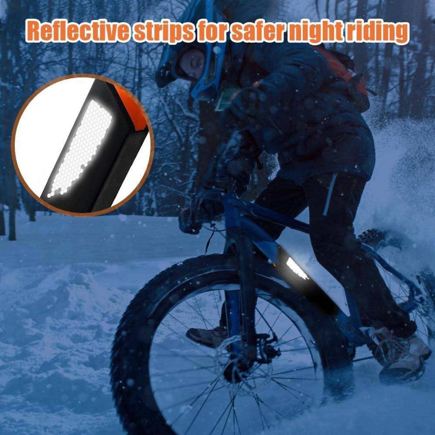 Fahrradfahrer in schneebedecker Dunkelheit mit reflektierenden Streifen am Fahrrad, die sichereres Nachtfahren fördern.