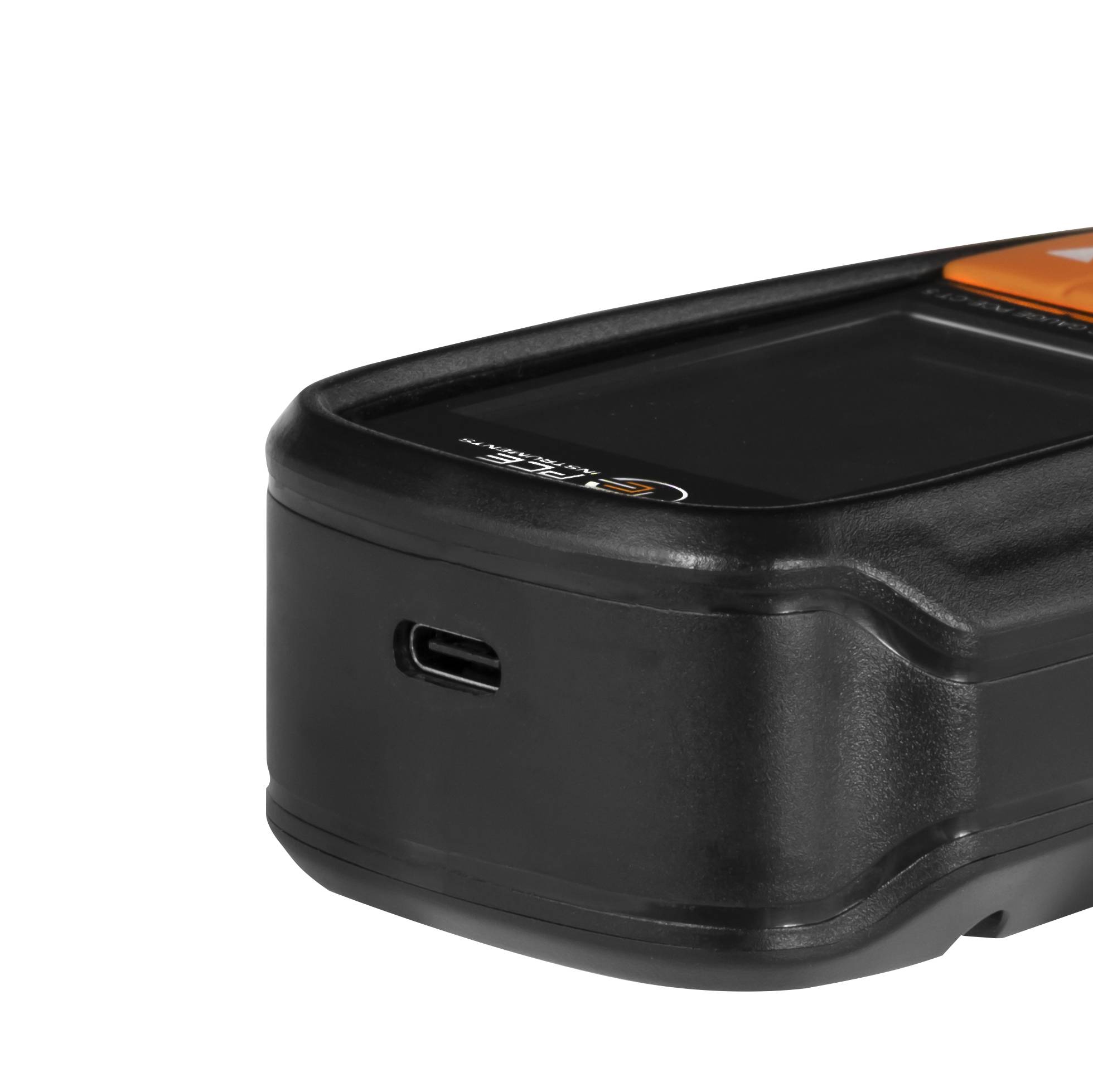 Nahaufnahme eines schwarzen tragbaren elektronischen Geräts, das sein abgerundetes Ende mit einem USB-C-Anschluss und ein teilweises oranges Oberflächen zeigt.