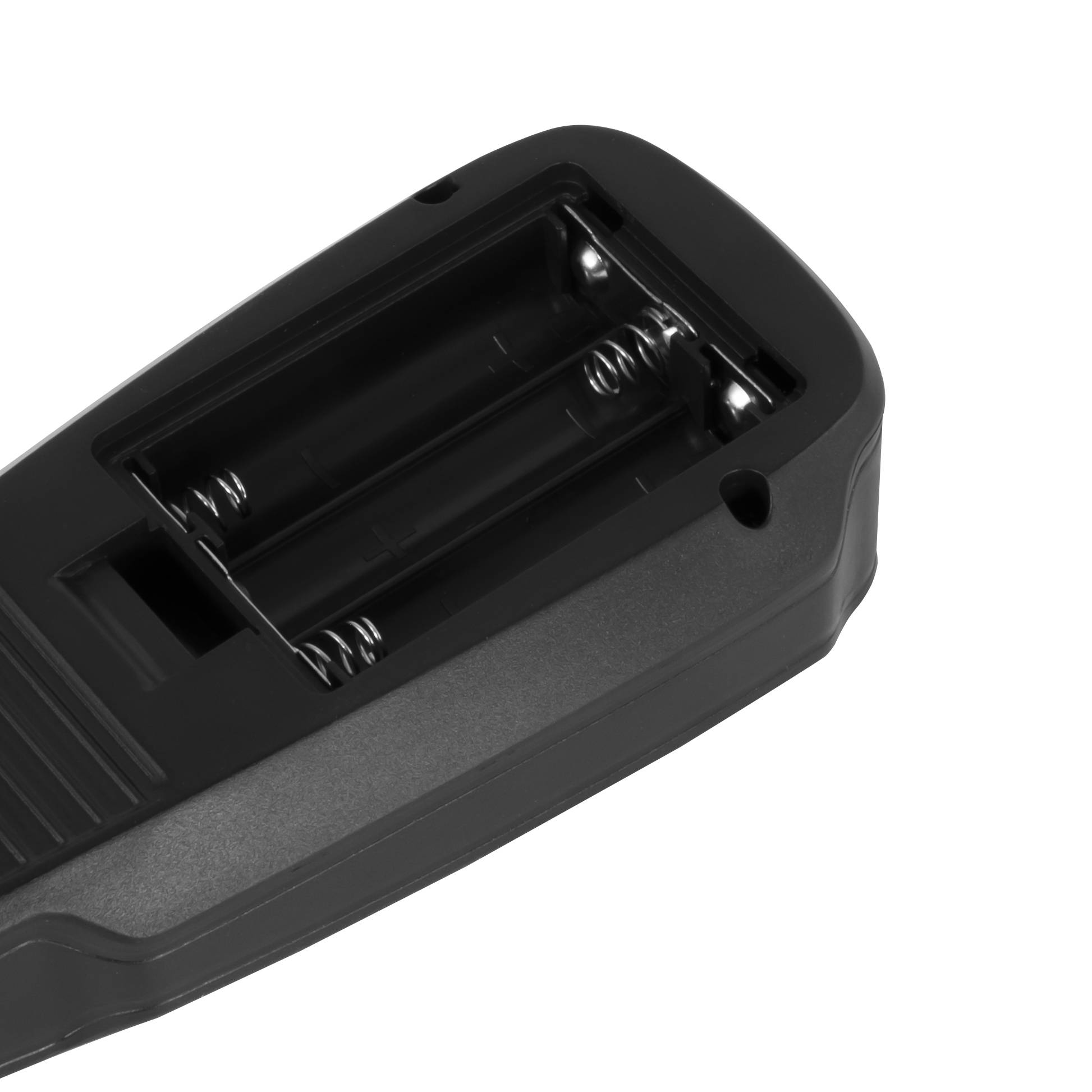 Nahaufnahme eines schwarzen Batteriefachs für zwei AA-Batterien mit Federkontakten und einem offenen Schlitz.