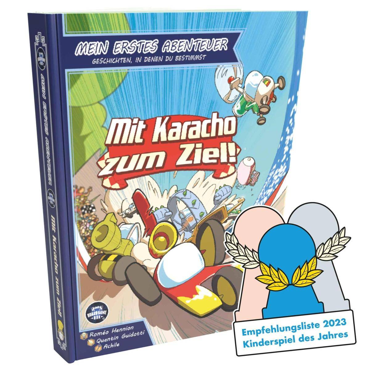 Schachteln-Artwork für das Brettspiel 'Mit Karacho zum Ziel!' mit Cartoon-Rennfahrern, plus ein Abzeichen mit der Aufschrift 'Empfehlungsliste 2023 Kinderspiel des Jahres'.