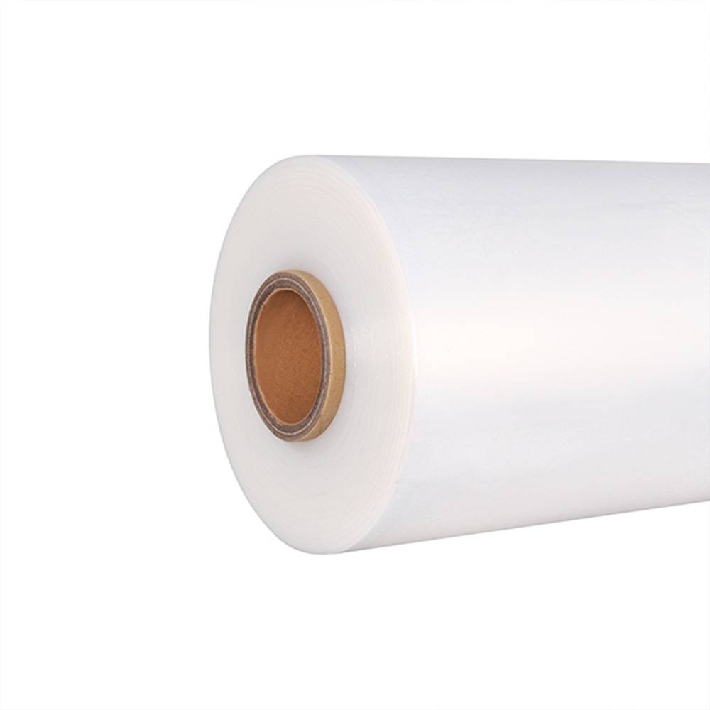 Große Rolle aus weißem Papier oder Folienmaterial mit einem braunen Pappkern auf weißem Hintergrund.