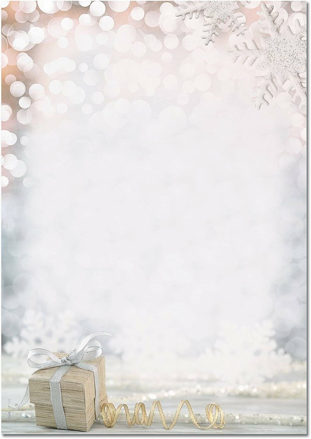 Festliche Winterkarte im leeren Format mit einem kleinen eingewickeltem Geschenk und goldenem Text 