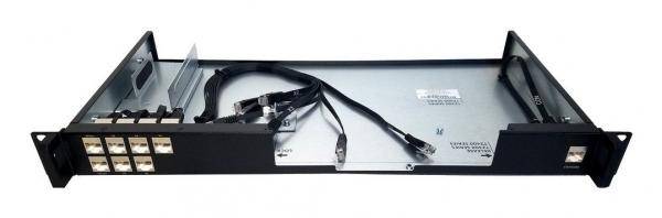 Gestell-montierter Netzwerk-Switch oder Server-Hardware mit vorderen Anschlüssen und sichtbaren Kabeln in einem offenen Gehäuse.