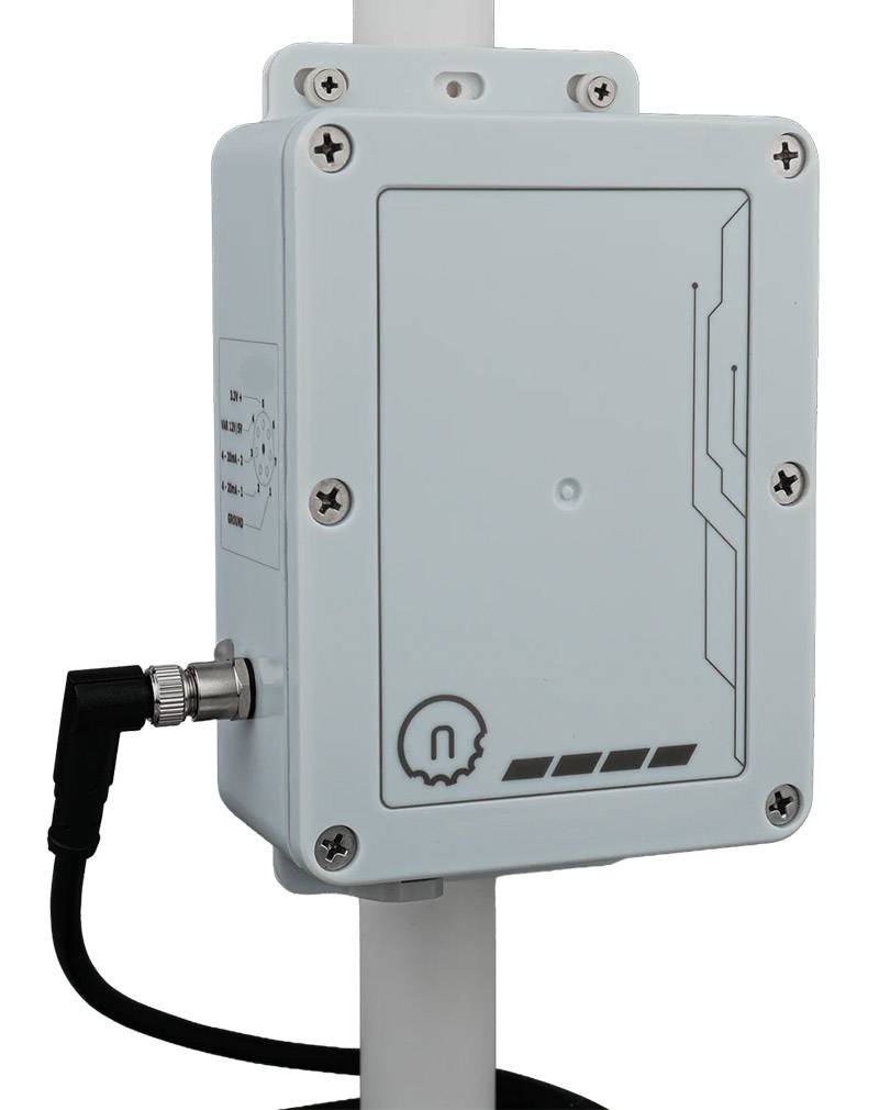 Grauer Industrie-Elektronik-Schaltkasten auf einem Mast montiert, mit einem Kabelstecker auf der linken Seite und einem leeren vorderen Bedienfeld.