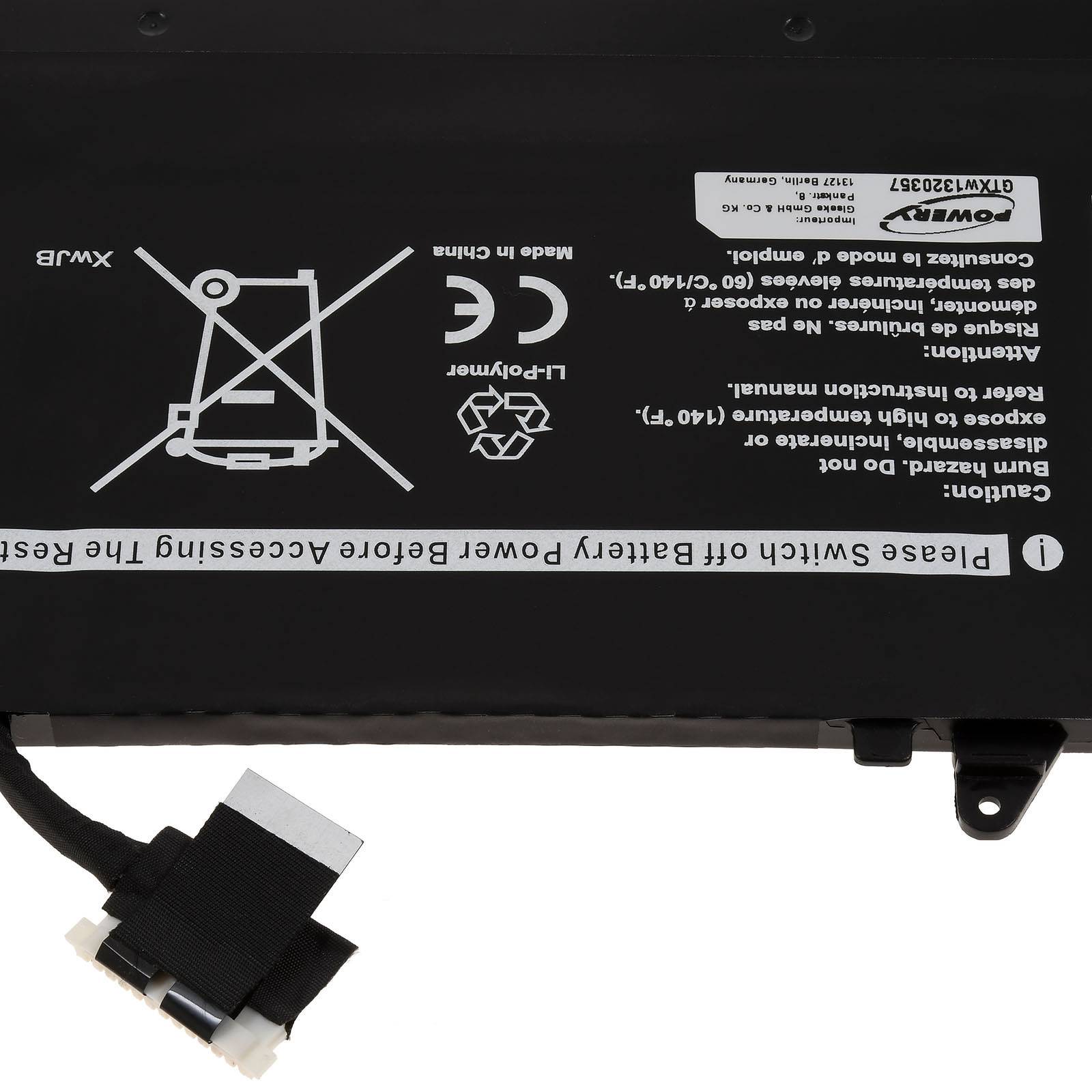 Schwarzes Batteriepaket mit Warnschild und weißem Steckerverbinder, auf den Kopf gestellt vor weißem Hintergrund dargestellt.
