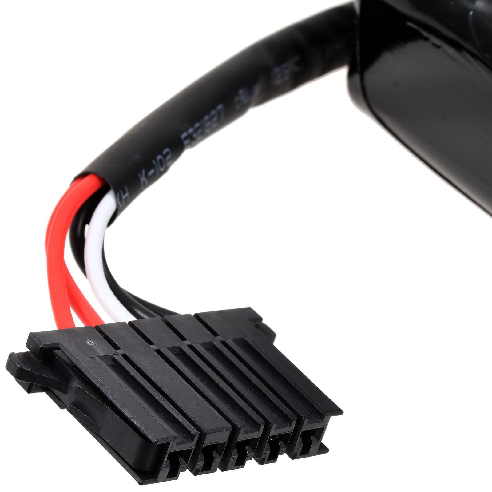 Nahaufnahme eines schwarzen Elektrosteckers mit roten, weißen und schwarzen Drähten, die an einem Kabel angebracht sind.
