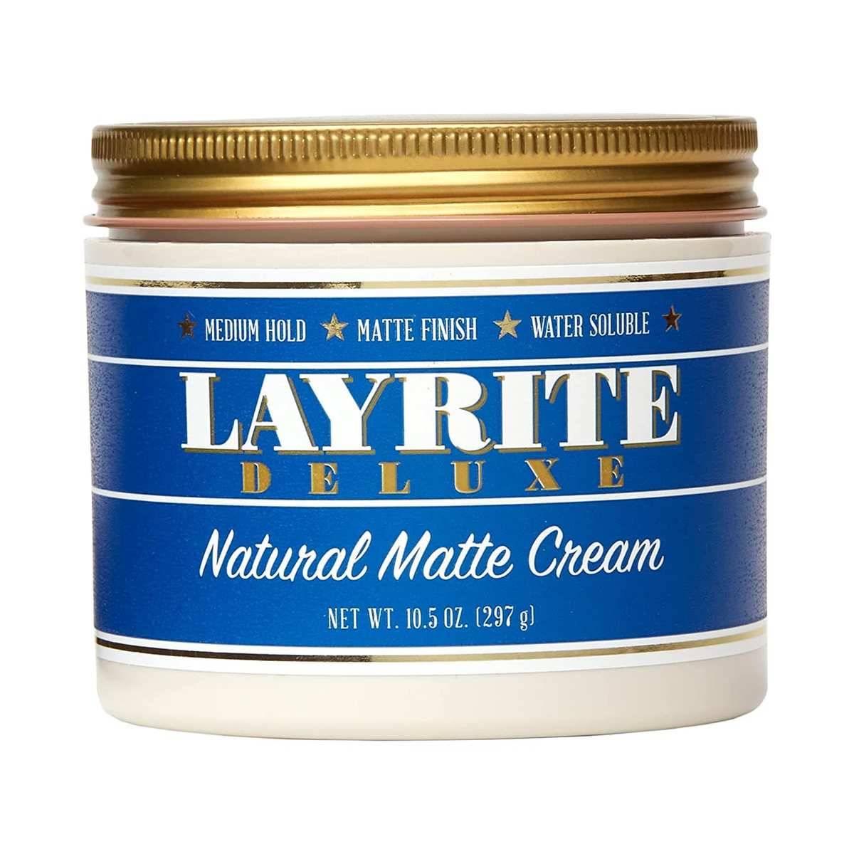 Glas mit Layrite Deluxe Natural Matte Cream Haarstyling-Produkt mit blauem Etikett und goldenem Deckel, auf dem mittlere Haltbarkeit und wasserlöslicher Text angezeigt wird.