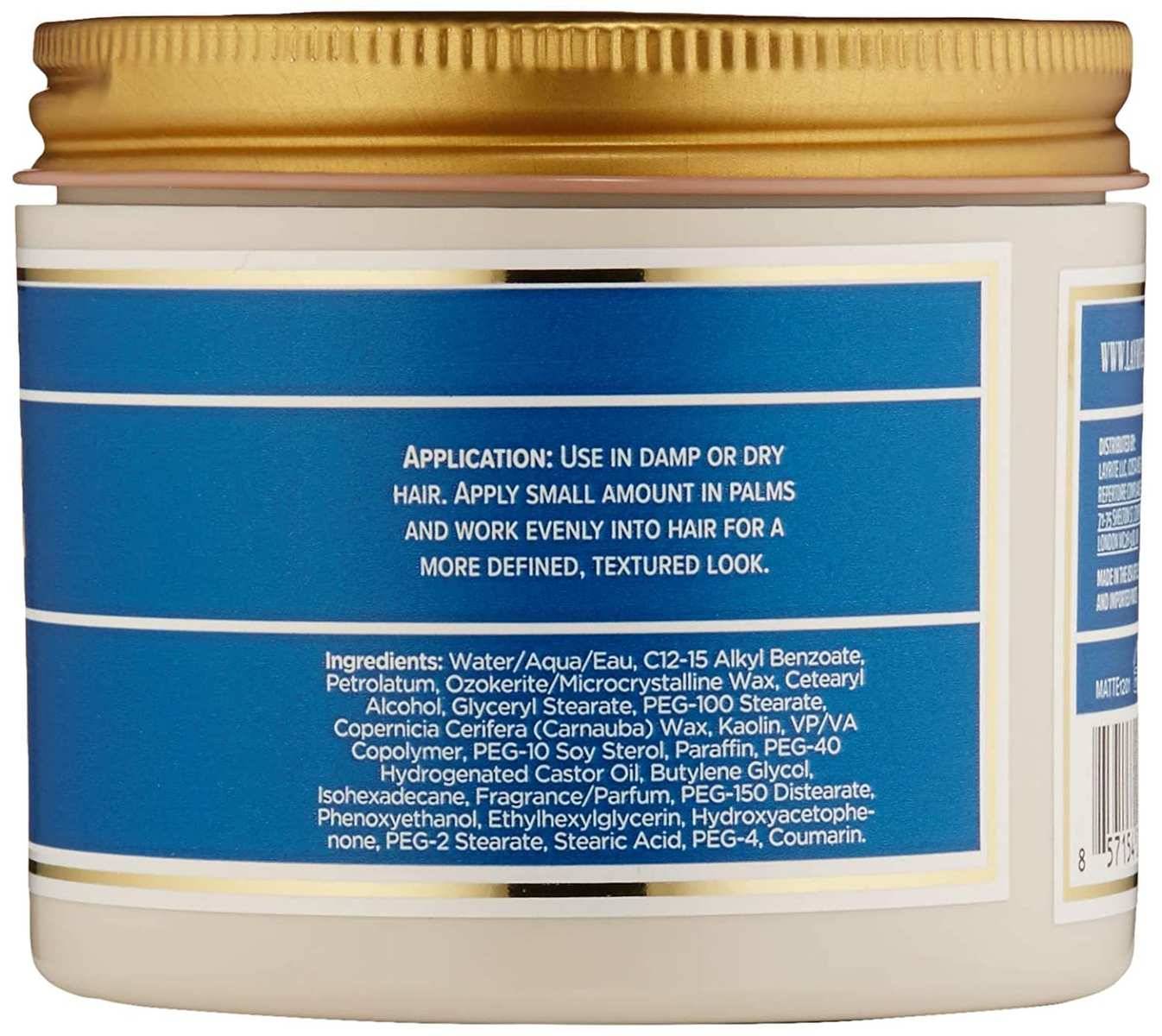 Haarstyling-Produktdose mit goldenem Deckel und blauem Etikett; der Text besagt, dass das Produkt auf feuchtem oder trockenem Haar angewendet werden soll und eine kleine Menge gleichmäßig eingearbeitet werden sollte, um einen definierten, strukturierten Look zu erreichen.