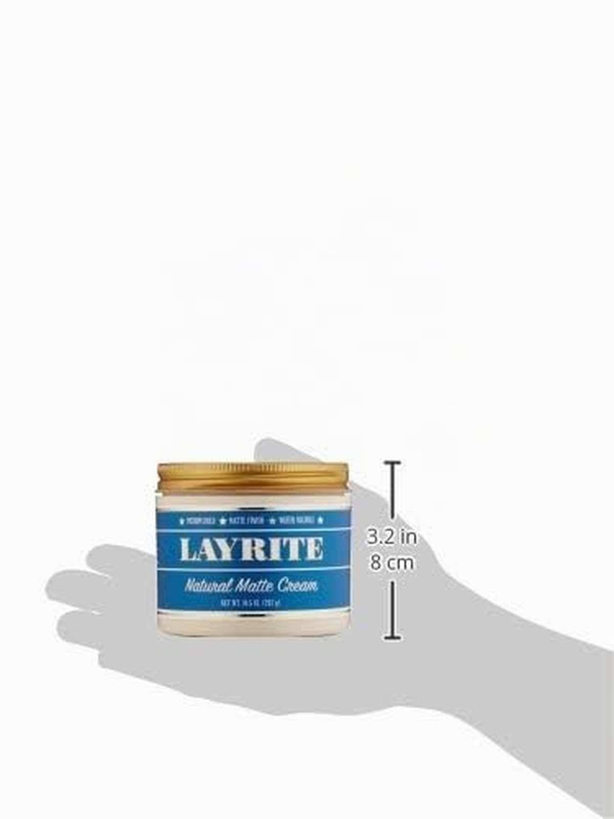 Glas mit Layrite Natural Matte Cream in einer Hand, mit einer Größenetikette, das zeigt, dass es 3,2 Zoll (8 cm) groß ist.