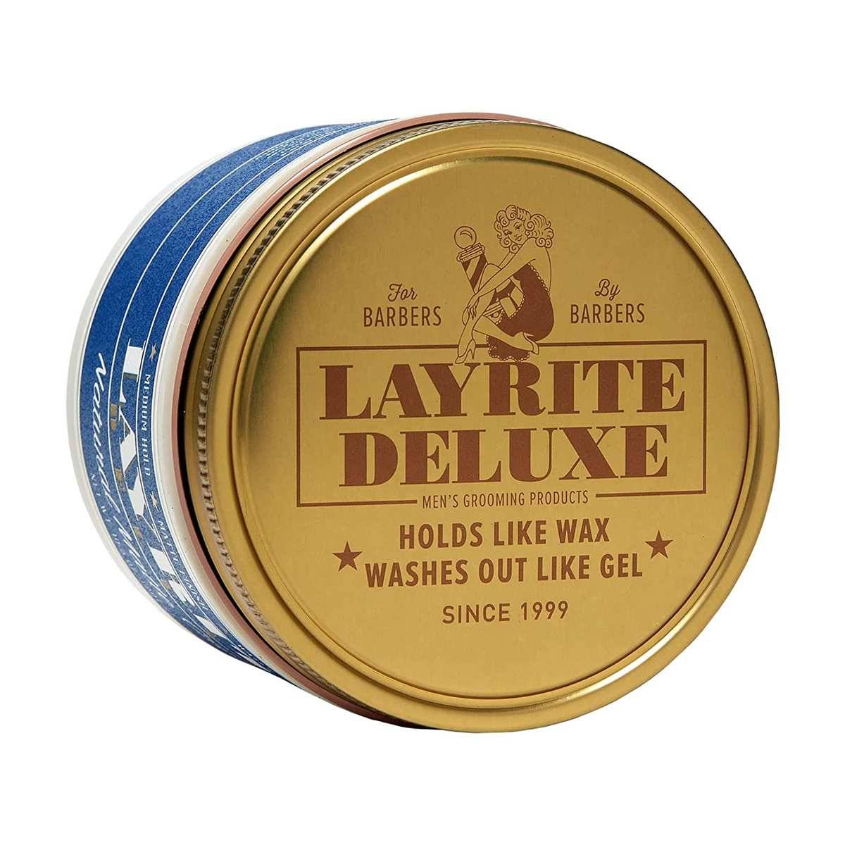 Eine Dose Layrite Deluxe Herrenpflege-Produkt, beschriftet mit „Hält wie Wachs, wäscht sich aus wie Gel
