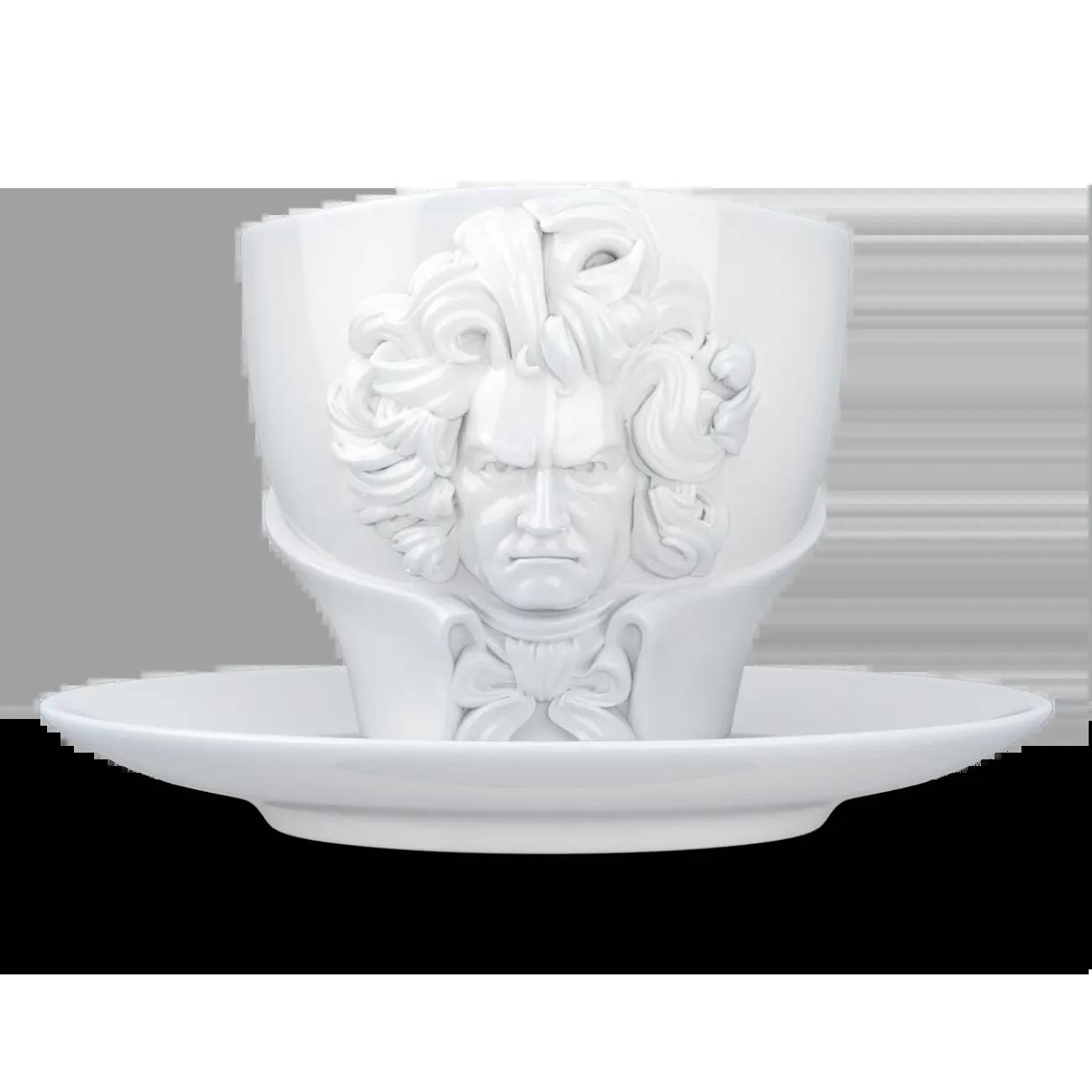 Weiße Teetasse und Untertasse mit einem skulpturalen, strengen Gesicht mit fließendem Haar in Reliefform auf der Tasse, vor schwarzem Hintergrund gezeigt.