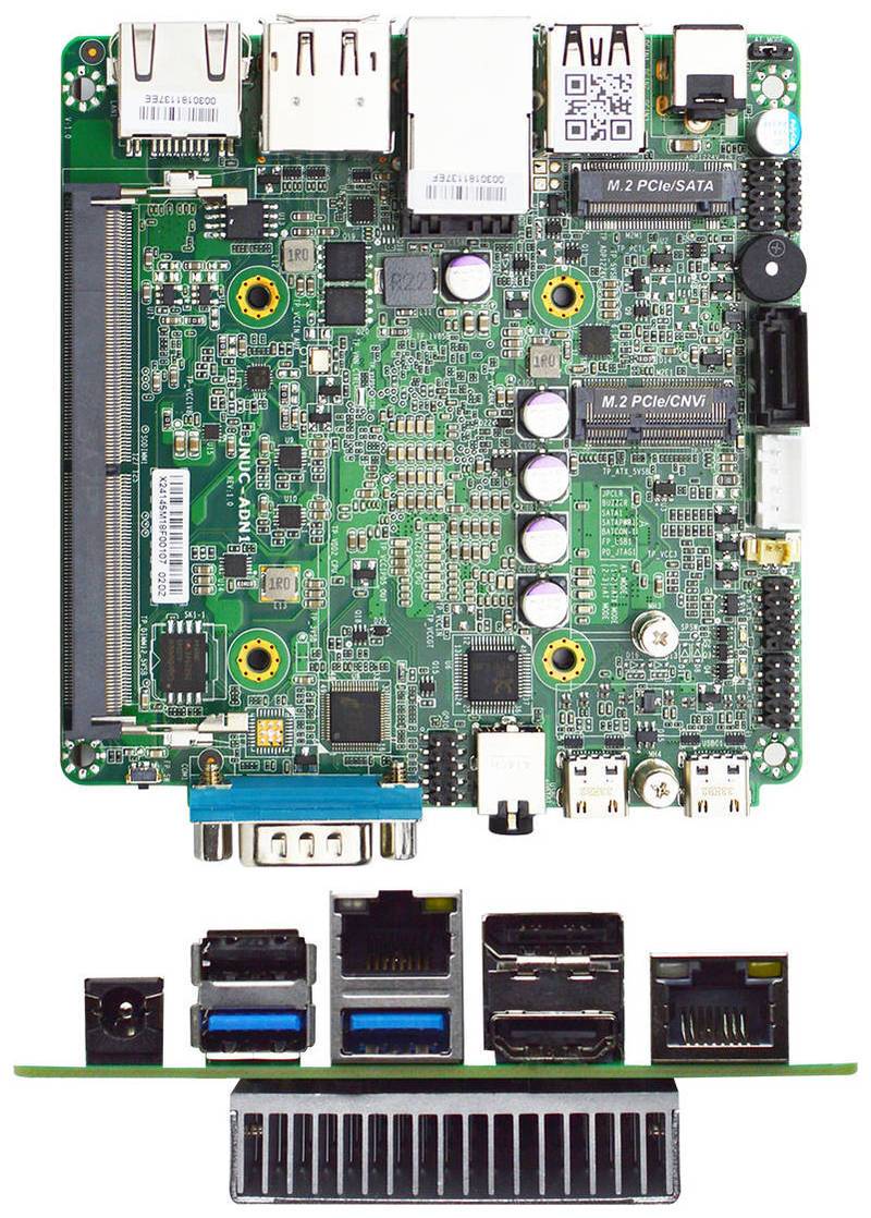 Kompakte Industrie-Hauptplatine von vorne und hinten gezeigt, mit mehreren Anschlüssen und beschrifteten M.2-Steckplätzen für SATA- und CWI-Erweiterung.