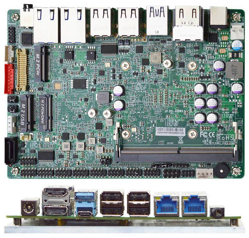 Mini-ITX-Motherboard von vorne und von hinten gezeigt, mit CPU-Sockel, RAM-Steckplätzen, Speicheranschlüssen und rückwärtigen E/A-Anschlüssen einschließlich USB, Ethernet und Videoausgängen.