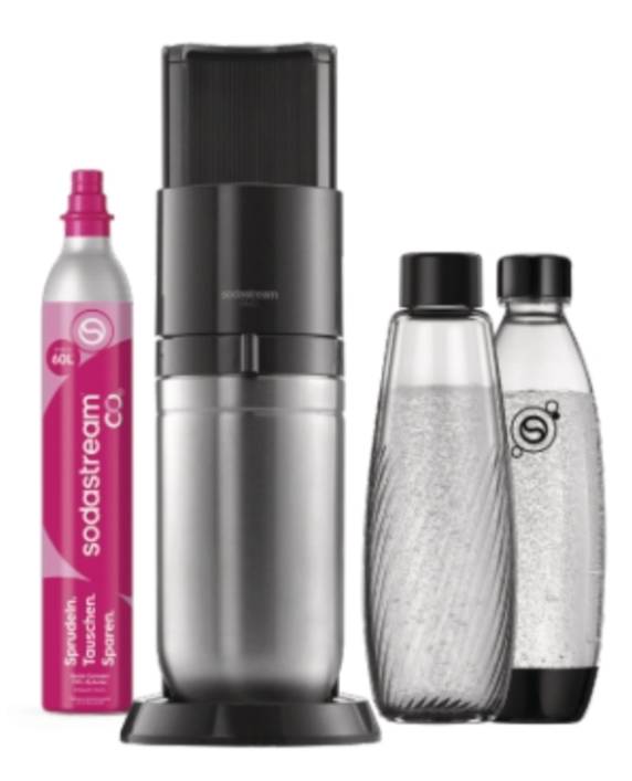 SodaStream-Wassersprudler mit CO2-Zylinder und zwei wiederverwendbaren Flaschen auf weißem Hintergrund.