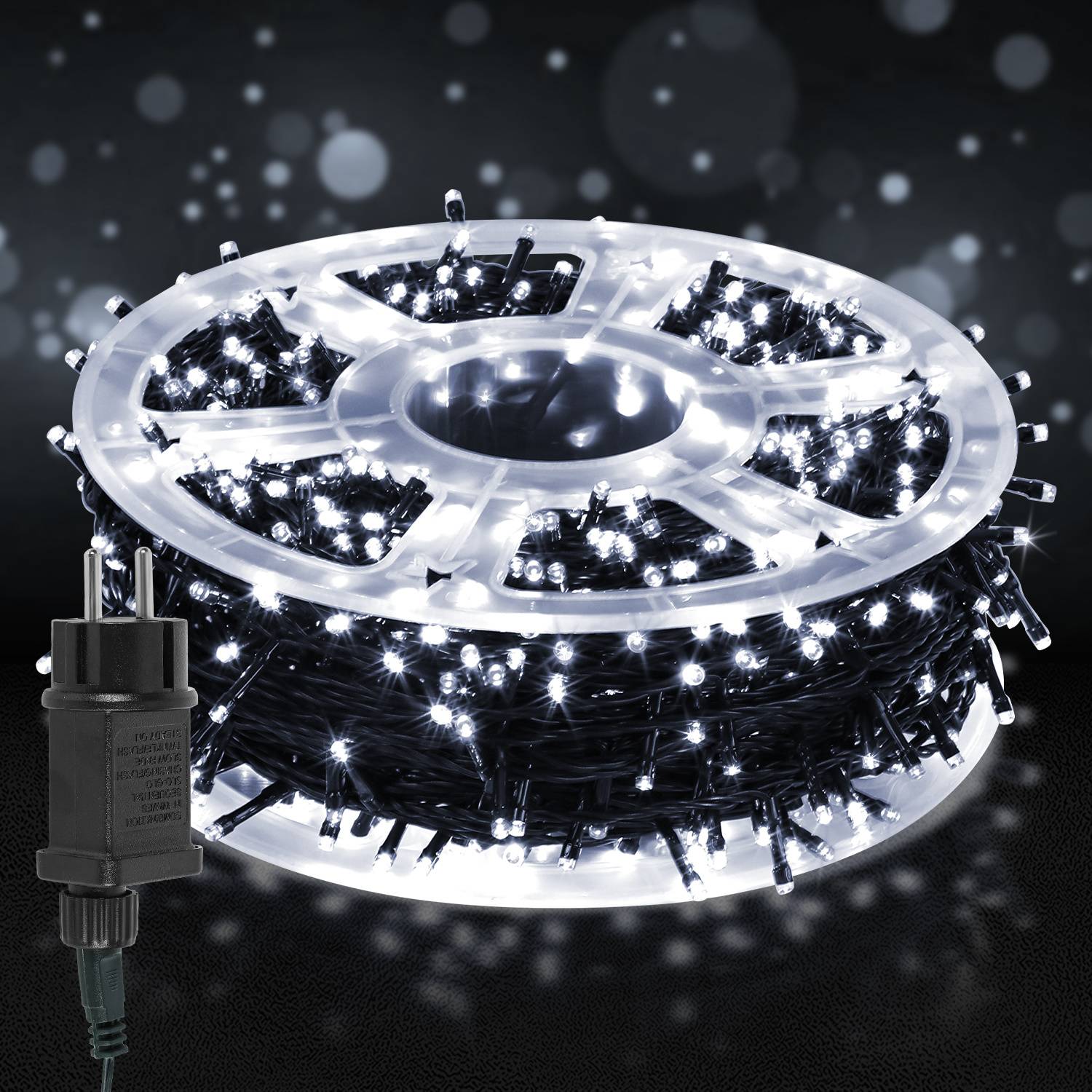 Aufgerollte Spule mit weißen LED-Lichterketten mit Stromstecker, leuchtend vor dunklem Hintergrund.