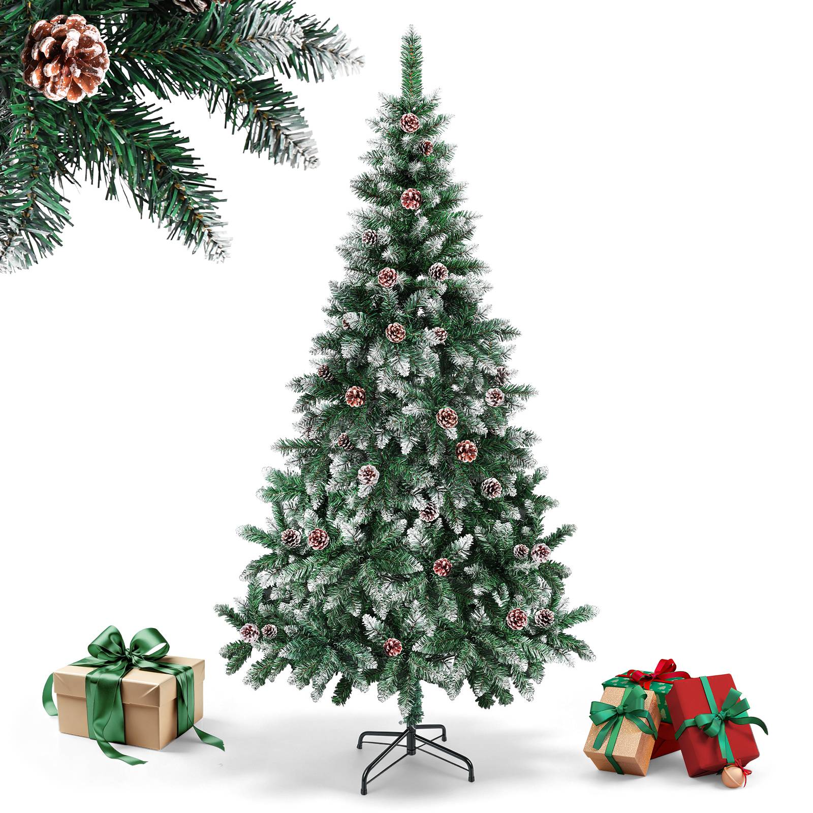 Schneebedeckter künstlicher Weihnachtsbaum auf einem Ständer, dekoriert mit Tannenzapfen, mit eingepackten Geschenken an der Basis auf weißem Hintergrund.