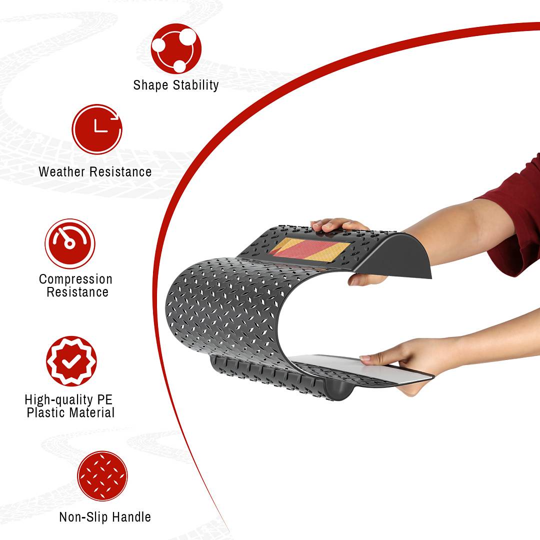 Produktdemonstration einer flexiblen schwarzen rutschfesten Matte, die von Händen gebogen wird, mit Symbolen, die Formstabilität, Witterungsbeständigkeit, Druckbeständigkeit, hochwertiges PE-Kunststoff und rutschfesten Griff aufzählen.