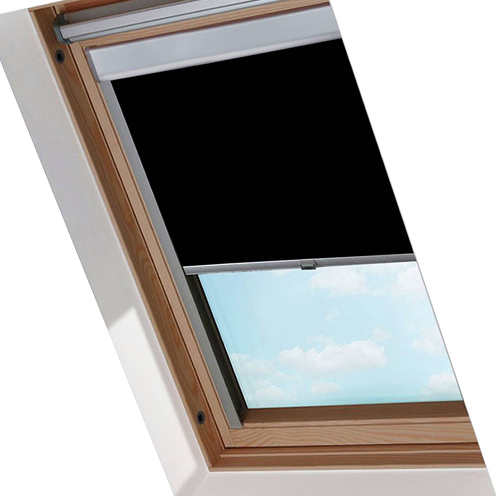 Dachfenster mit einer heruntergelassenen Verdunkelungsrollo, die die obere Hälfte teilweise bedeckt und die untere Scheibe für Tageslicht offen lässt.