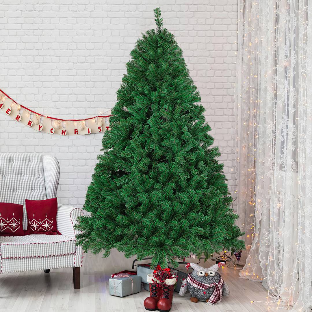 Unbeleuchter künstlicher Weihnachtsbaum in einem dekorierten Wohnzimmer mit Feiertagsbanner, Geschenken und festlicher Dekoration darunter.