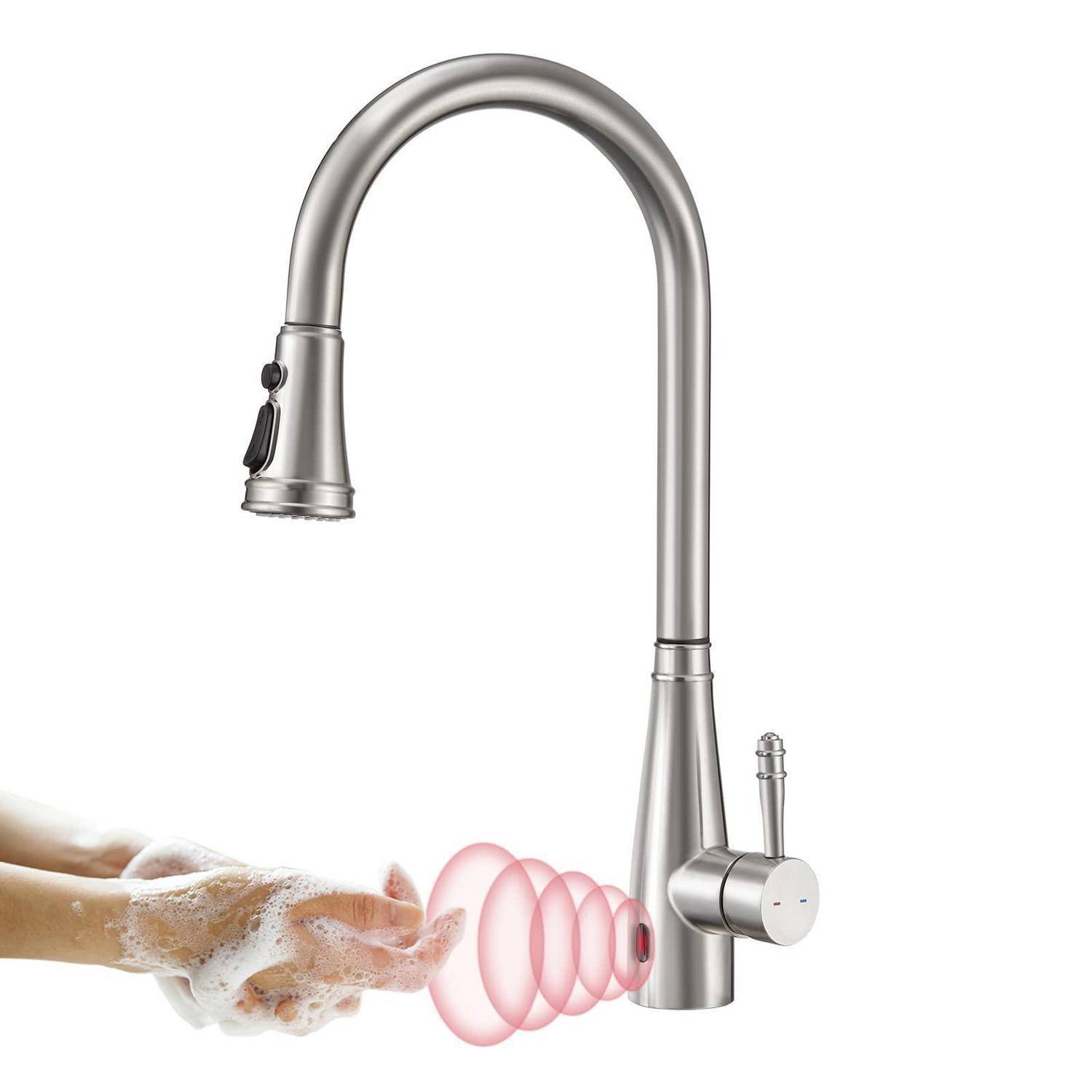 Hände unter einem Küchenwaschbecken mit Seifenblasen und rosa Wasserdurchflussringen, die die berührungslose Aktivierung durch Bewegungssensor veranschaulichen.