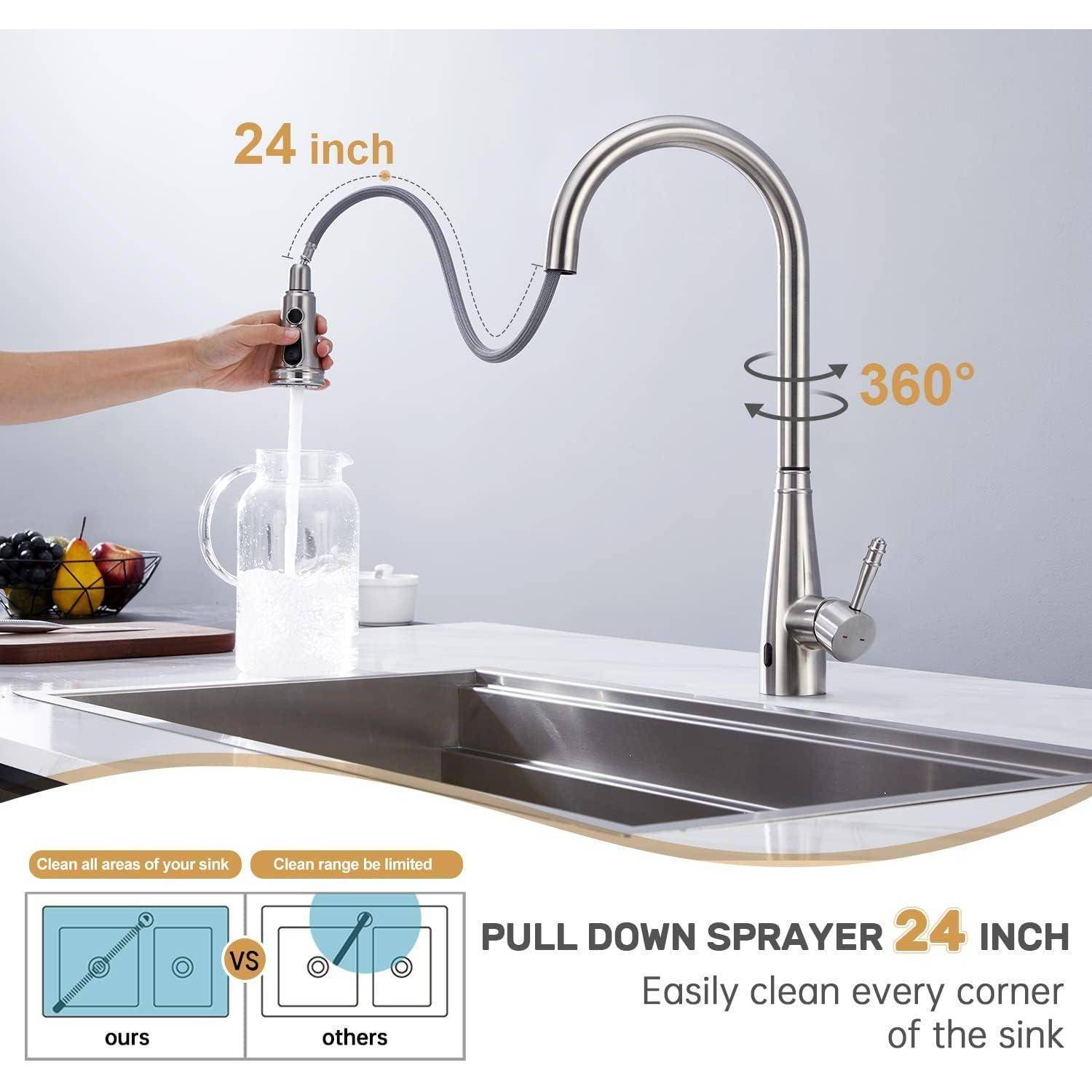 Wasserhahn mit 60 Zentimeter langem ausziehbarem Sprayer und 360-Grad-Schwenkbereich über einem Küchenbecken, wobei eine Hand den Sprayer ausfährt, um das Becken zu reinigen.