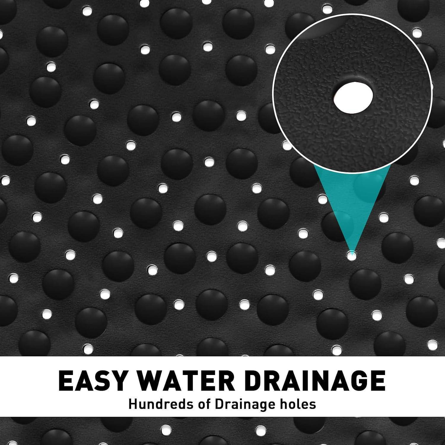 Nahaufnahme einer perforierten schwarzen Oberfläche mit vielen Entwässerungslöchern, gekennzeichnet mit „EASY WATER DRAINAGE" (EINFACHE WASSERDRAINAGE) und „Hundreds of Drainage holes"" (Hunderte von Entwässerungslöchern).