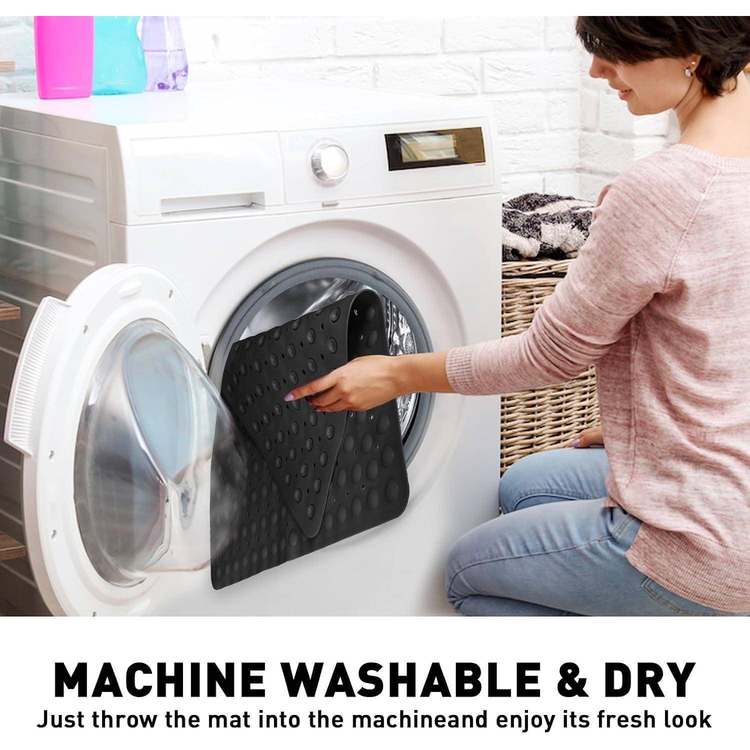 Frau lädt eine schwarze Matte in eine Frontlader-Waschmaschine; der Text darunter sagt „MASCHINENWASCHBAR UND TROCKNBAR" und „Werfen Sie die Matte einfach in die Maschine und genießen Sie ihr frisches Aussehen"".