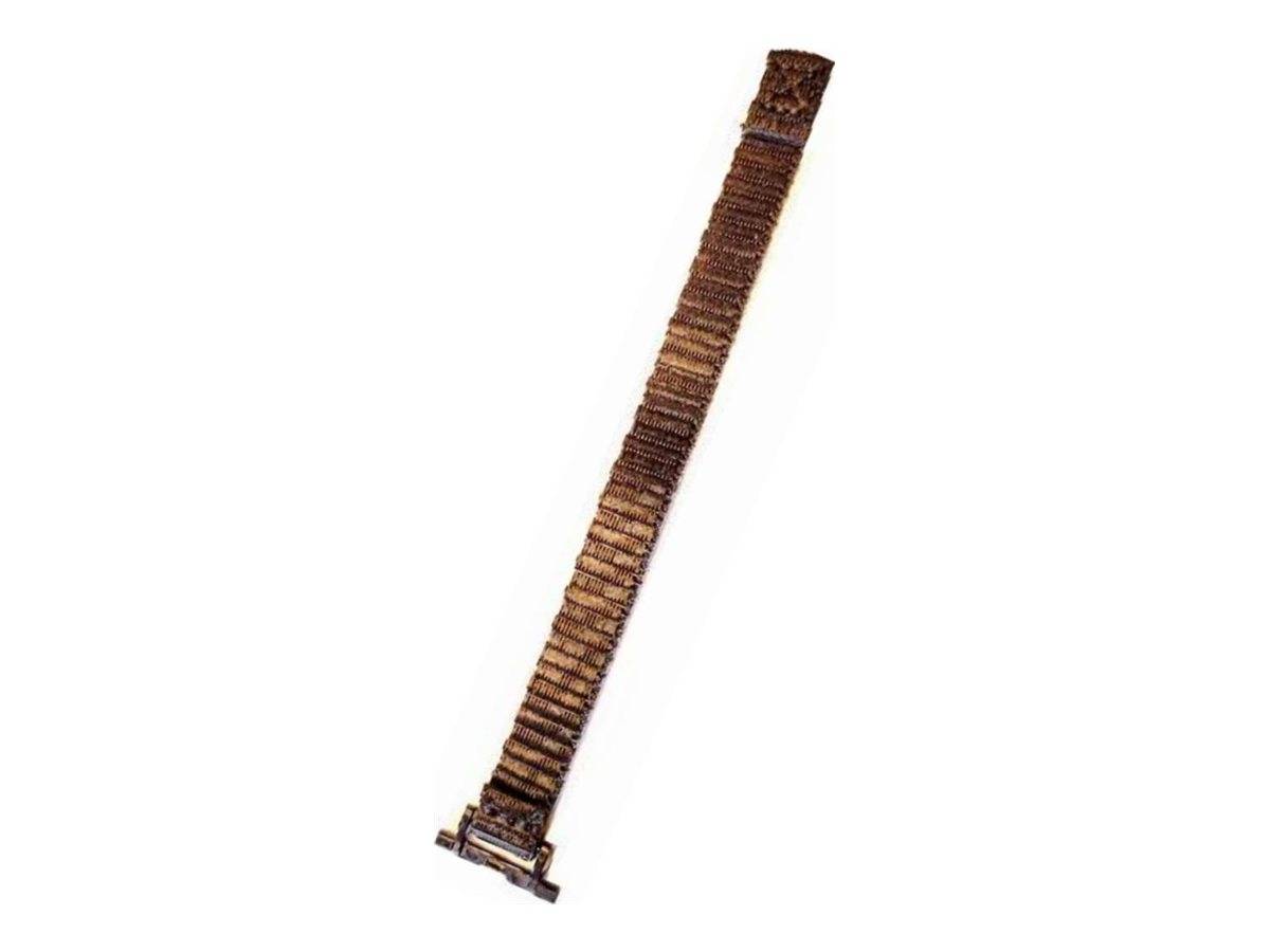 Ein braunes gewebtes Uhrenarmband, isoliert auf weißem Hintergrund.