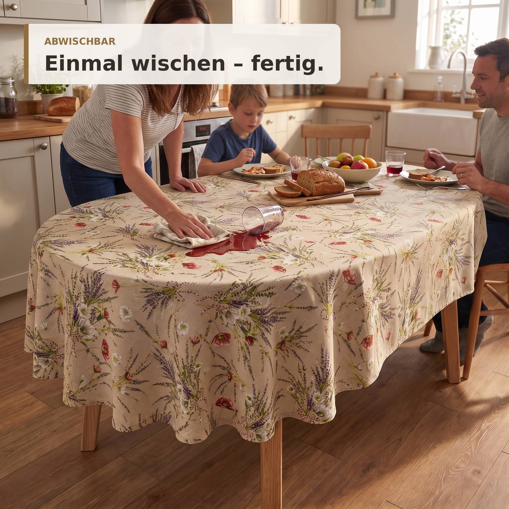 Frau wischt eine Blumentischtuch in einer Küche sauber, während die Familie isst; der Text sagt „ABWISCHBAR" und „Einmal wischen - fertig."