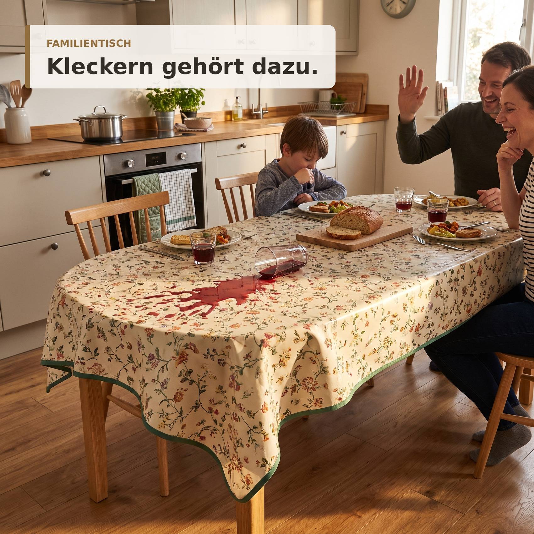 Familie am Esstisch in einer Küche, mit einem Kind, das ein Getränk verschüttet, und dem Text „FAMILIENTISCH Kleckern gehört dazu."