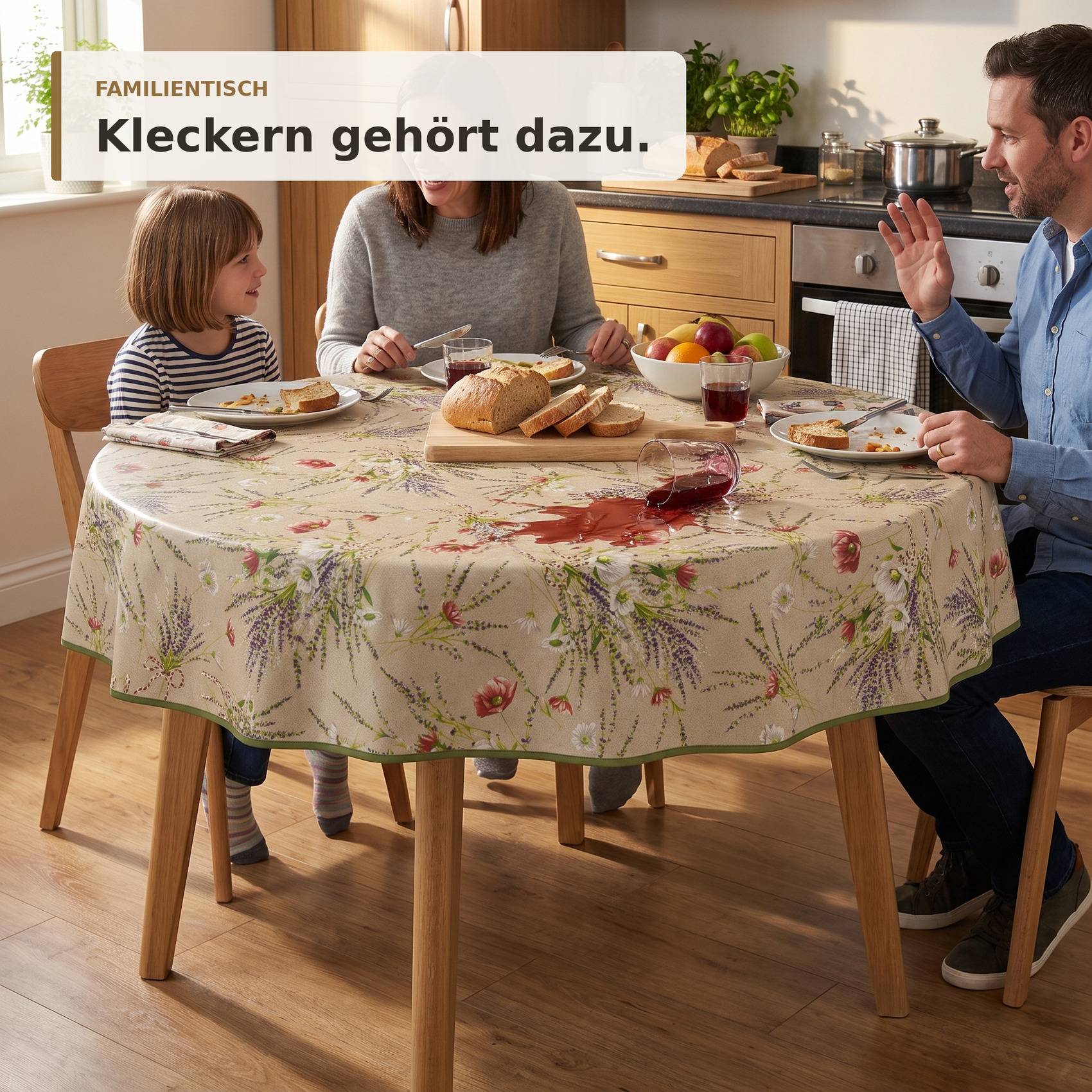 Familie sitzt an einem Esstisch mit verschüttetem rotem Wein und Essen, unter dem deutschen Text „FAMILIENTISCH Kleckern gehört dazu."