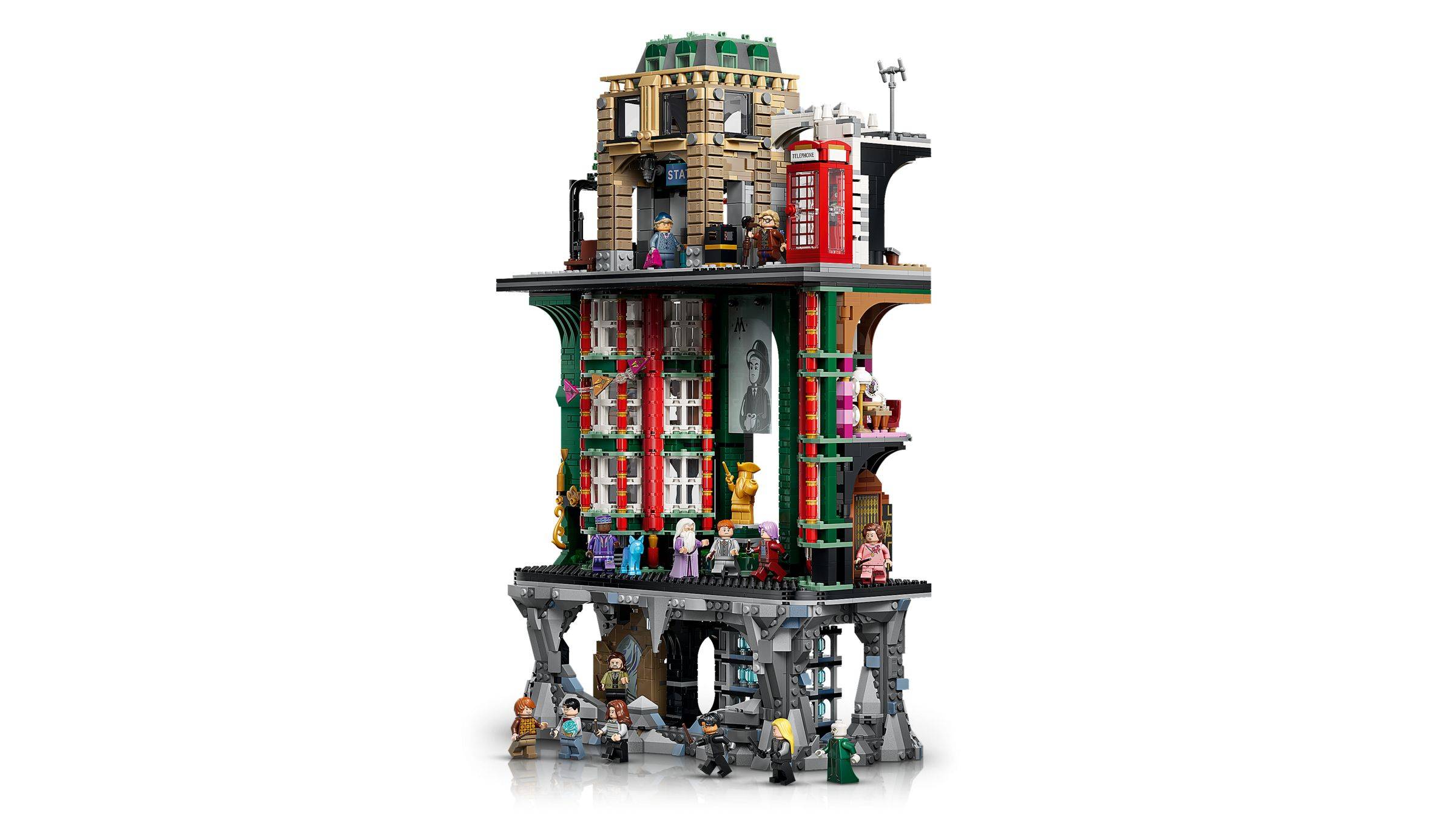 Ein detailliertes LEGO-ähnliches Mehretagengebäudemodell mit roten, grünen und beigen Fassaden, Dachdetails und mehreren Minifiguren auf verschiedenen Ebenen.