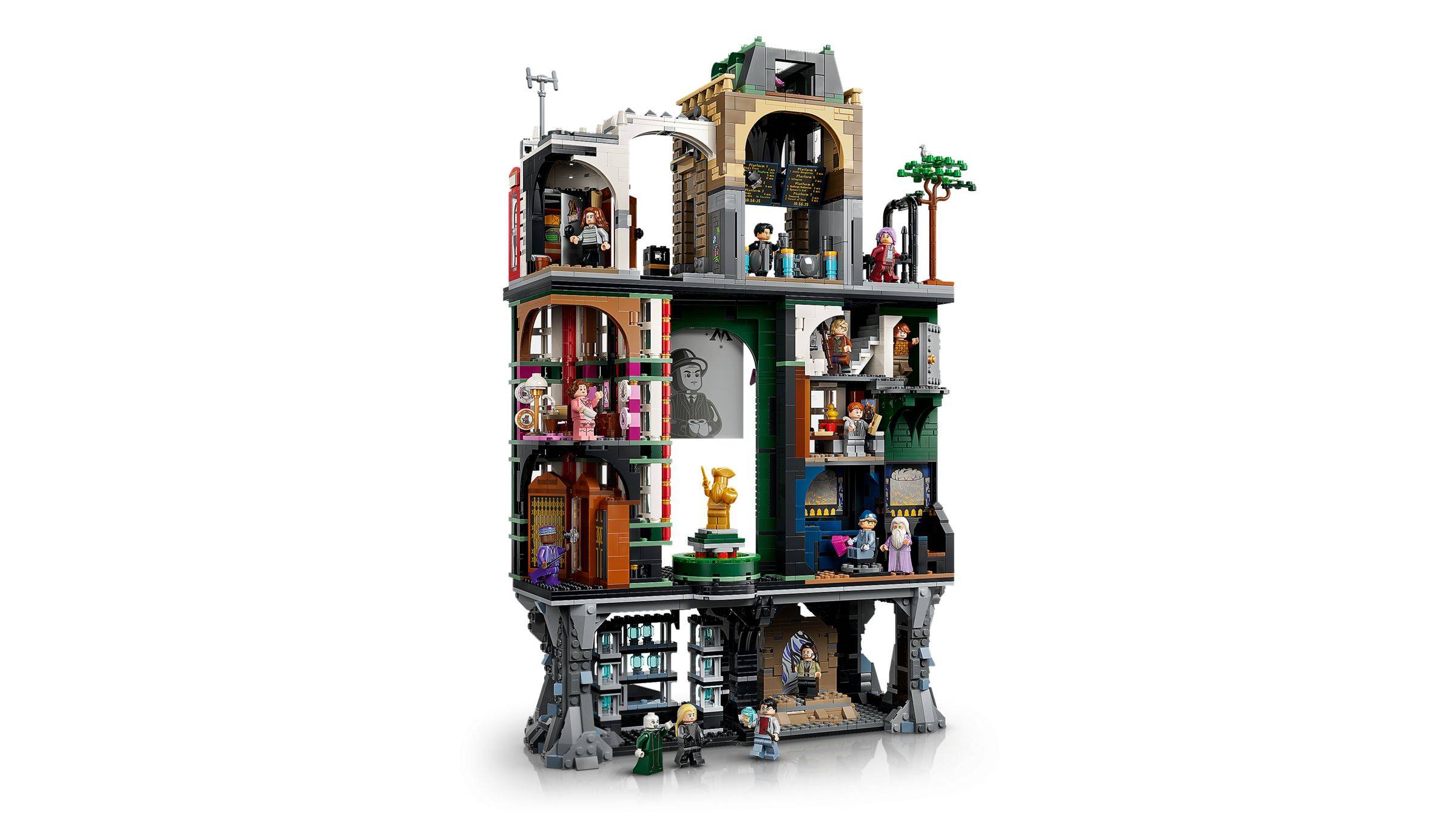 Ein hohes, mehrstöckiges LEGO-Spielset eines Spukhauses mit mehreren Minifiguren auf verschiedenen Etagen, ausgestattet mit Spitzbogenfenstern, einem Turm und unheimlichen Innenräumen.