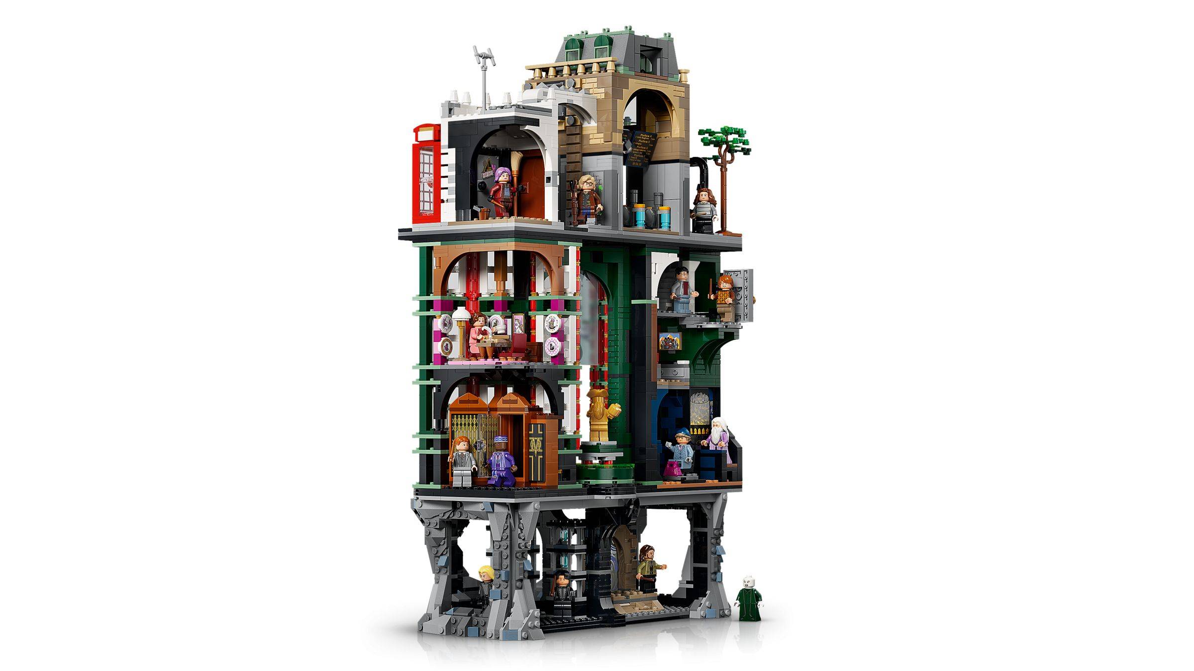 Ein detailliertes LEGO-ähnliches mehrstöckiges Gebäude mit farbenfrohen Ladenfront, Balkonen und Minifiguren auf verschiedenen Ebenen, gezeigt auf weißem Hintergrund.